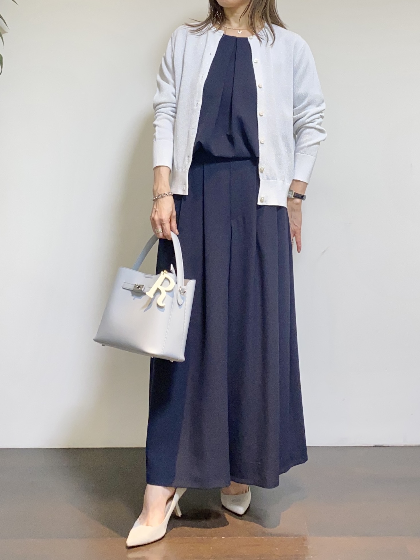 tomoさんの「UNTITLED｜【前後2WAY/はっ水/セットアップ可】リラクシーフレンチスリーブブラウス」を使ったコーディネート