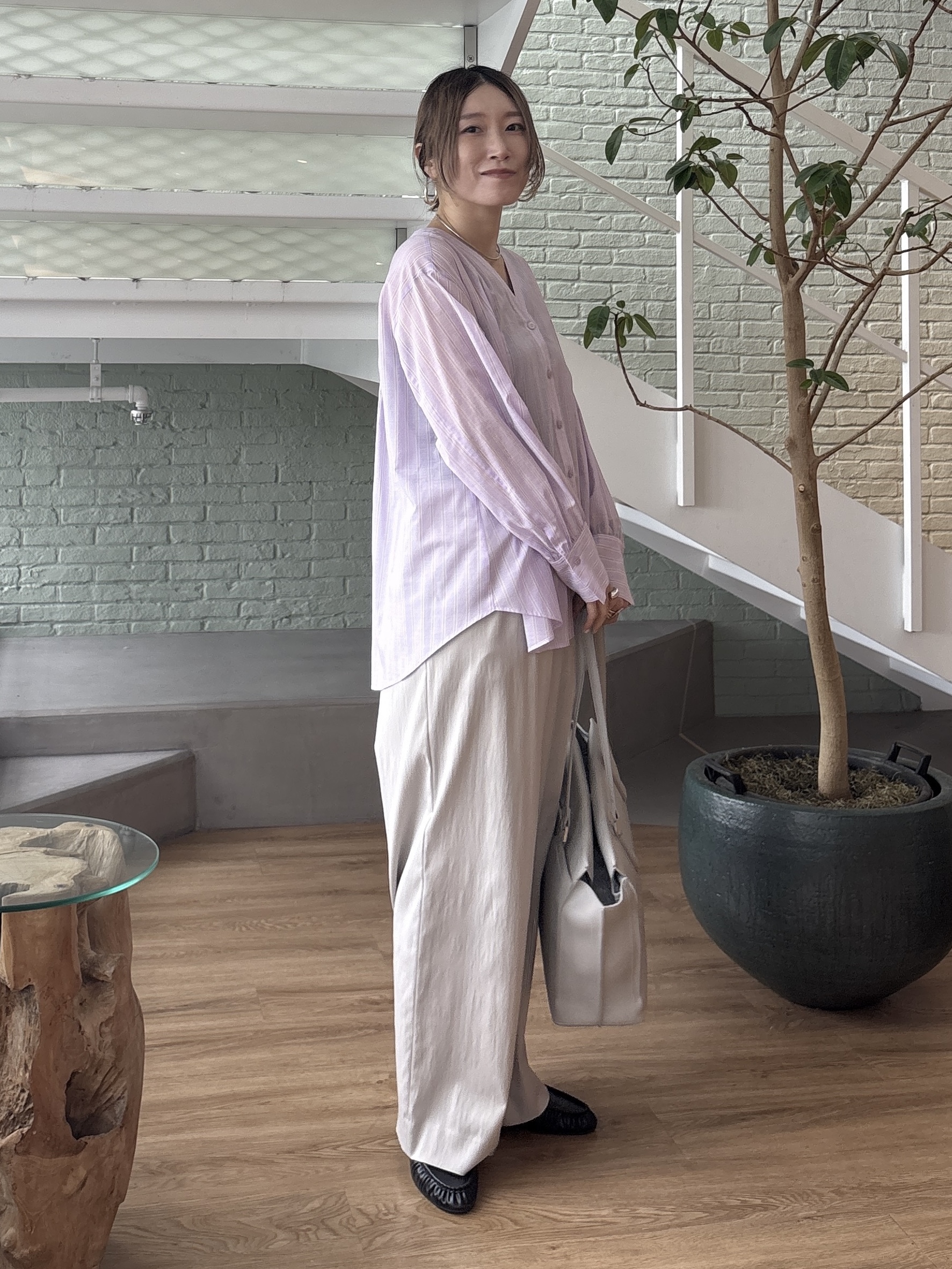 kotakiさんの「INDIVI｜【洗える／軽やか】無地＆ストライプ柄 切替タックブラウス」を使ったコーディネート