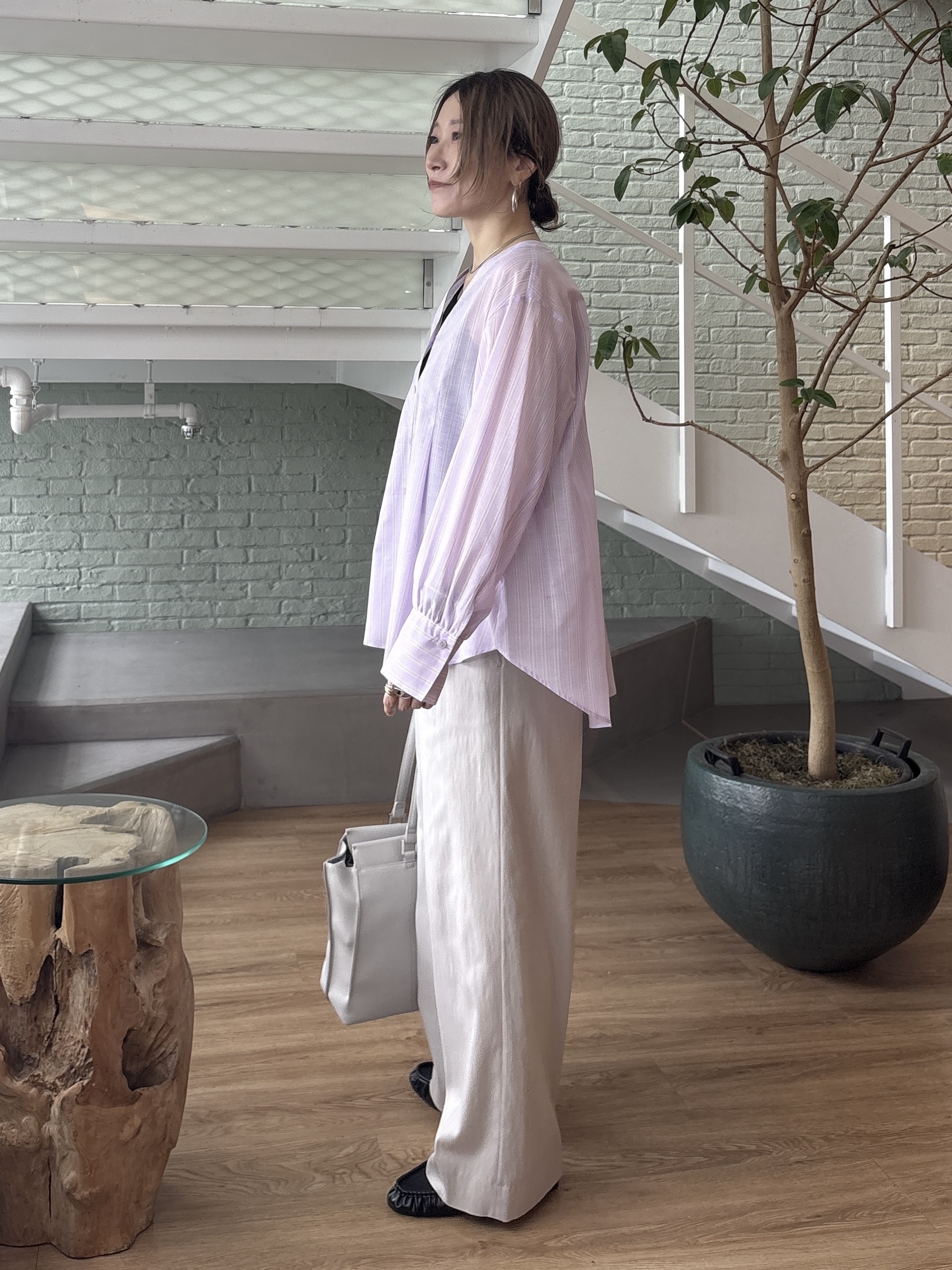 kotakiさんの「INDIVI｜【洗える／軽やか】無地＆ストライプ柄 切替タックブラウス」を使ったコーディネート