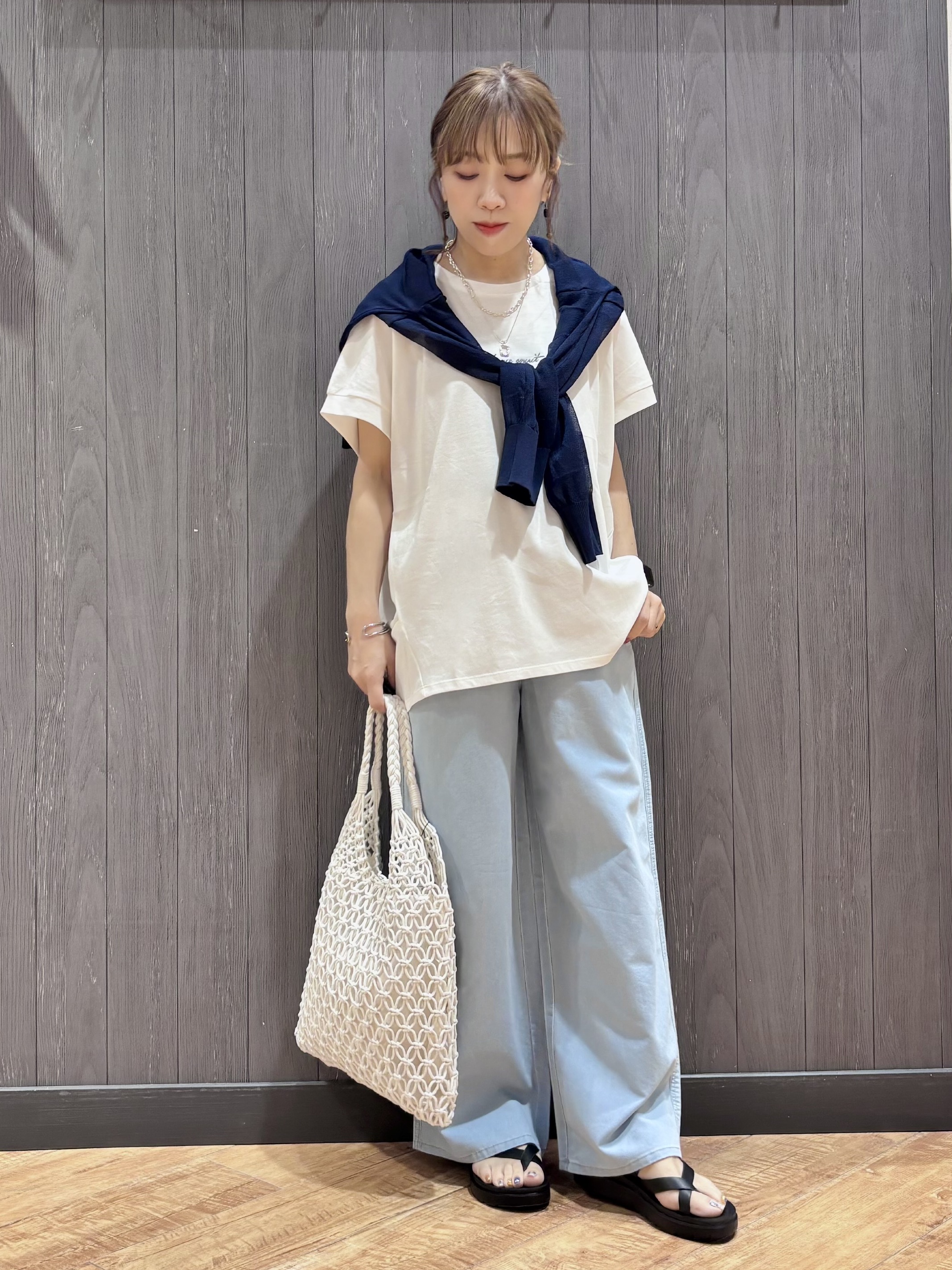 meiさんの「SHOO･LA･RUE｜【汗じみ防止/ひんやり/S-LL】インせず着られる 刺繍ロゴTシャツ」を使ったコーディネート