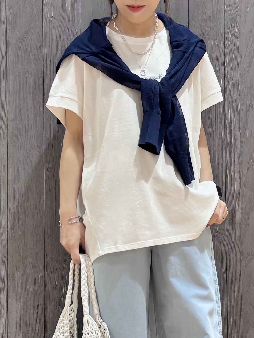 meiさんの「SHOO･LA･RUE｜【汗じみ防止/ひんやり/S-LL】インせず着られる 刺繍ロゴTシャツ」を使ったコーディネート