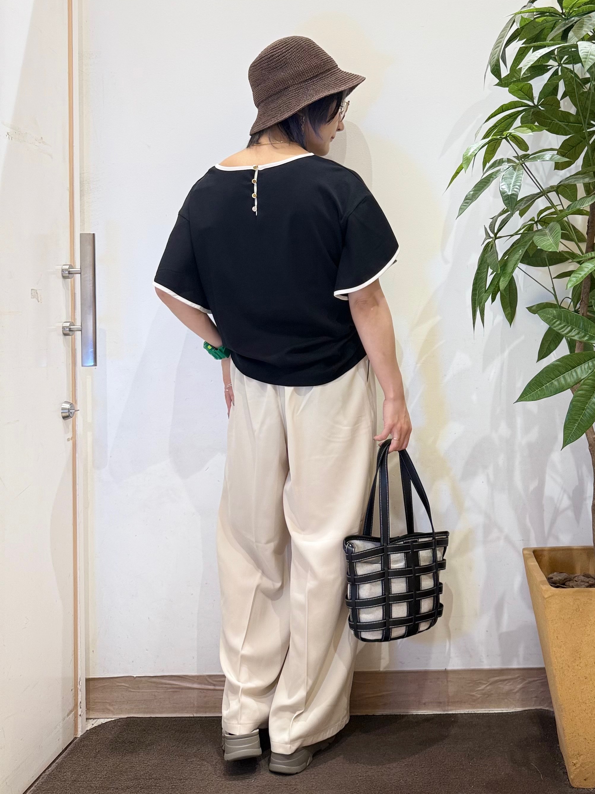 misakiさんの「SHOO･LA･RUE｜【ひんやり/洗濯機可/S-LL】配色パイピング フレアスリーブトップス」を使ったコーディネート
