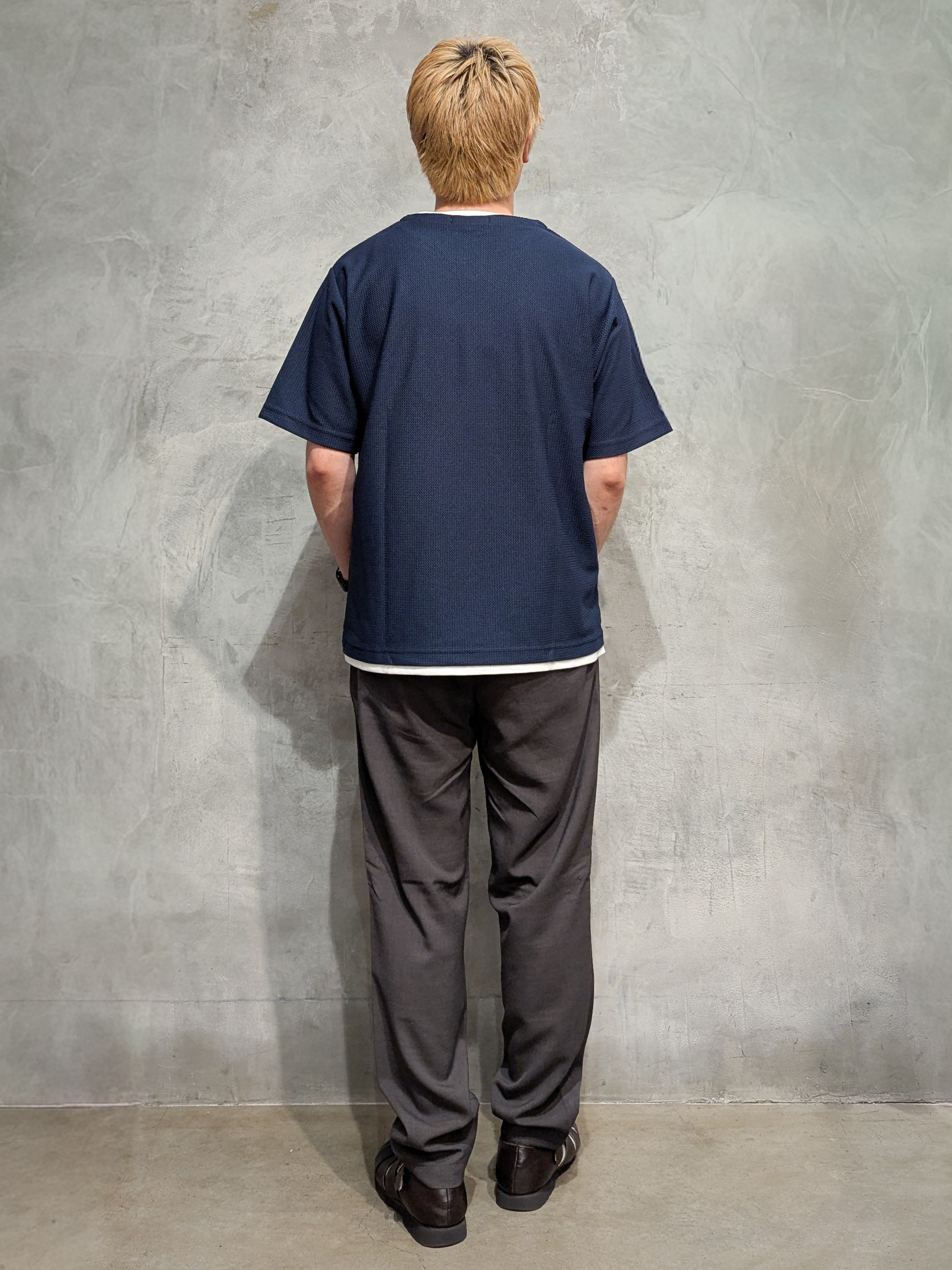 daiさんの「THE SHOP TK｜【一枚でコーディネートが完成！】レイヤード風 キーネック 半袖Tシャツ 洗濯機OK」を使ったコーディネート