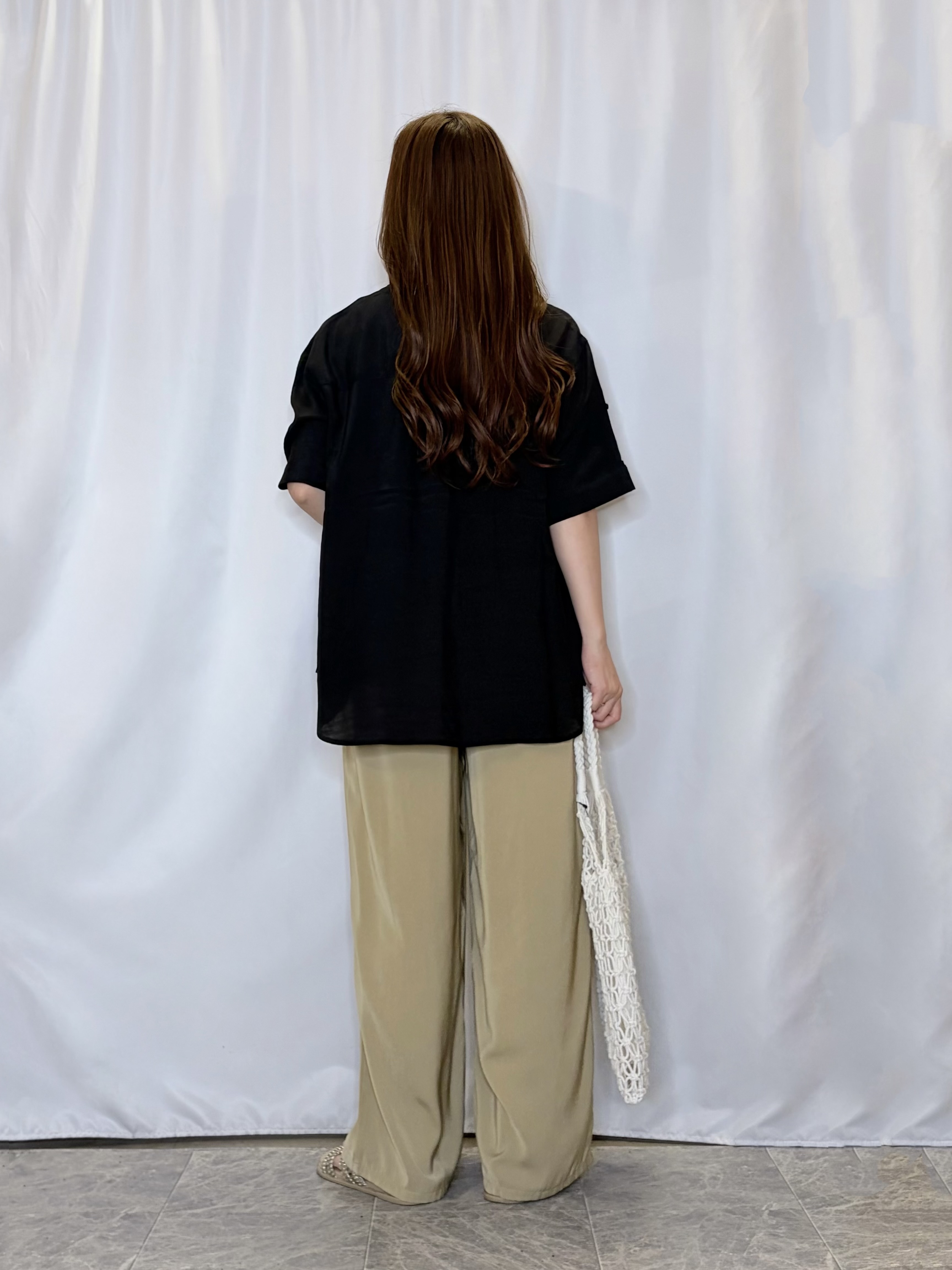 おうめさんの「SHOO･LA･RUE｜【ひんやり/UV】お袖の長さが調整出来る シャーリングスキッパーブラウス」を使ったコーディネート