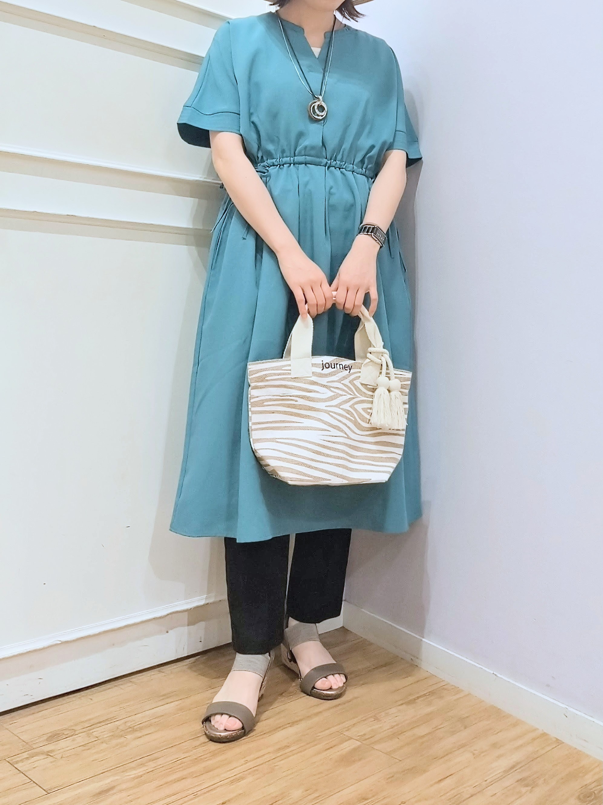miomioさんの「SHOO･LA･RUE｜【洗濯機可/体型カバー】ウエストシャーリングでお腹周りが気にならない 麻調スキッパー脇リボンワンピー」を使ったコーディネート