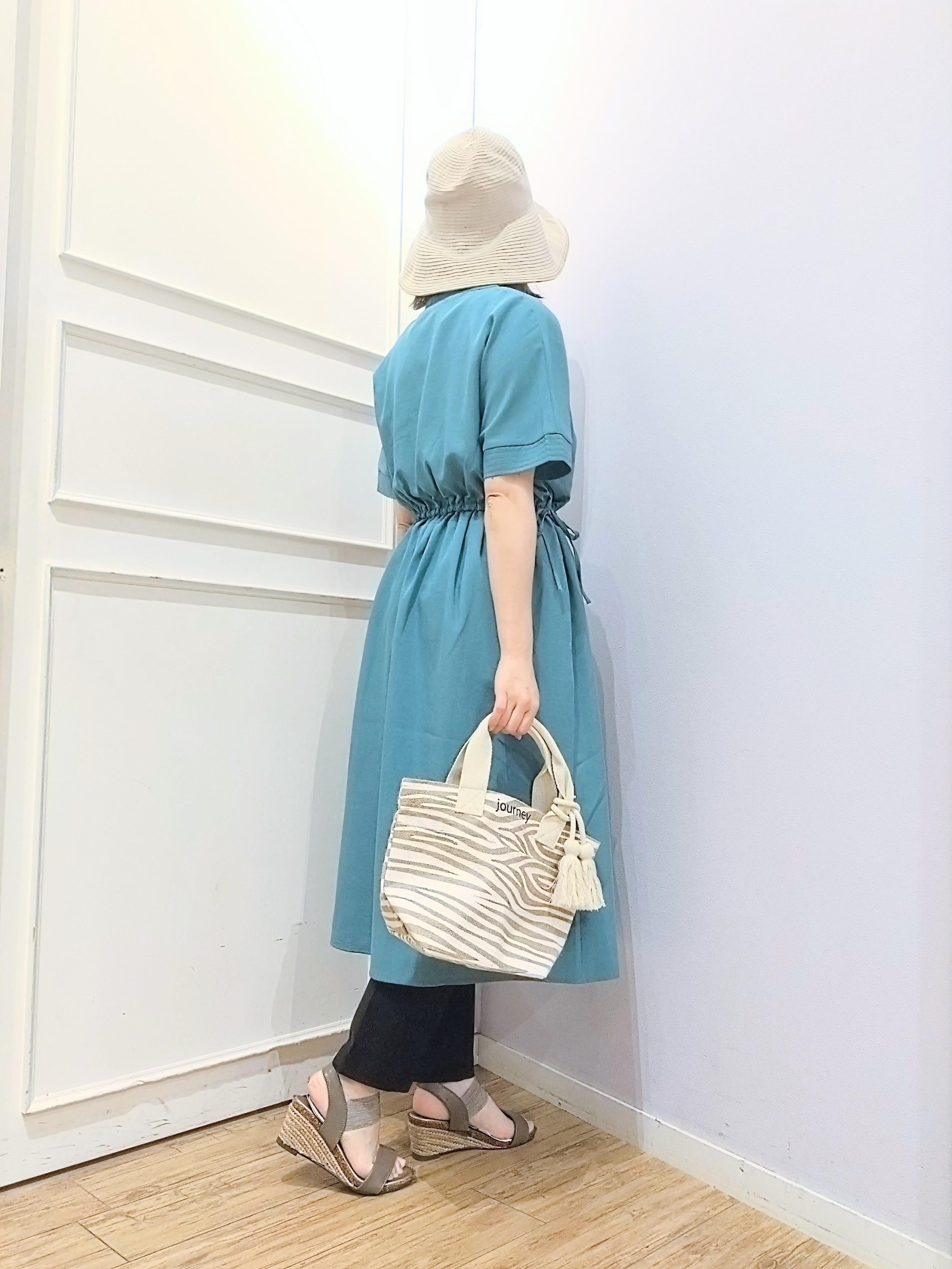 miomioさんの「SHOO･LA･RUE｜【洗濯機可/体型カバー】ウエストシャーリングでお腹周りが気にならない 麻調スキッパー脇リボンワンピー」を使ったコーディネート