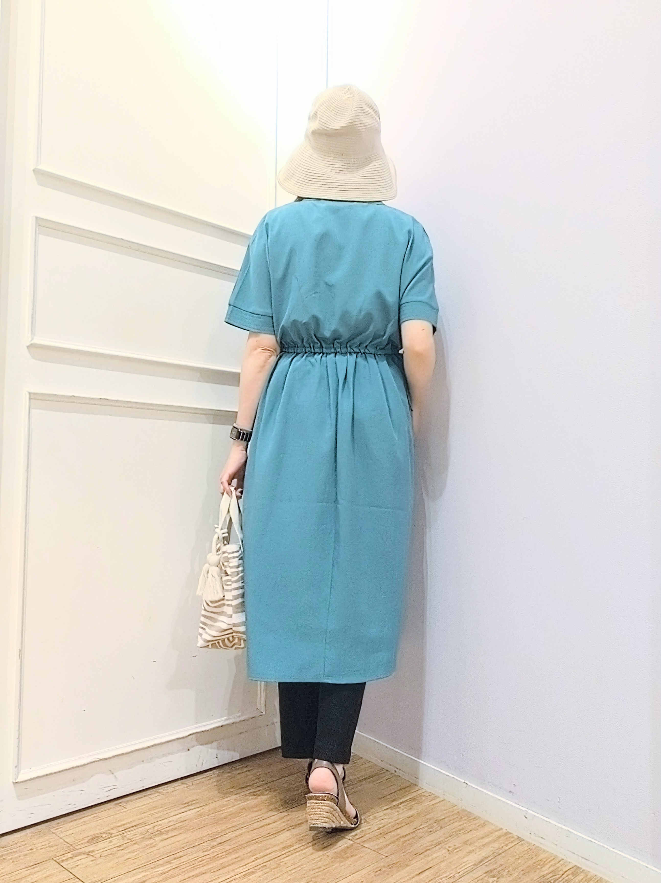 miomioさんの「SHOO･LA･RUE｜【洗濯機可/体型カバー】ウエストシャーリングでお腹周りが気にならない 麻調スキッパー脇リボンワンピー」を使ったコーディネート
