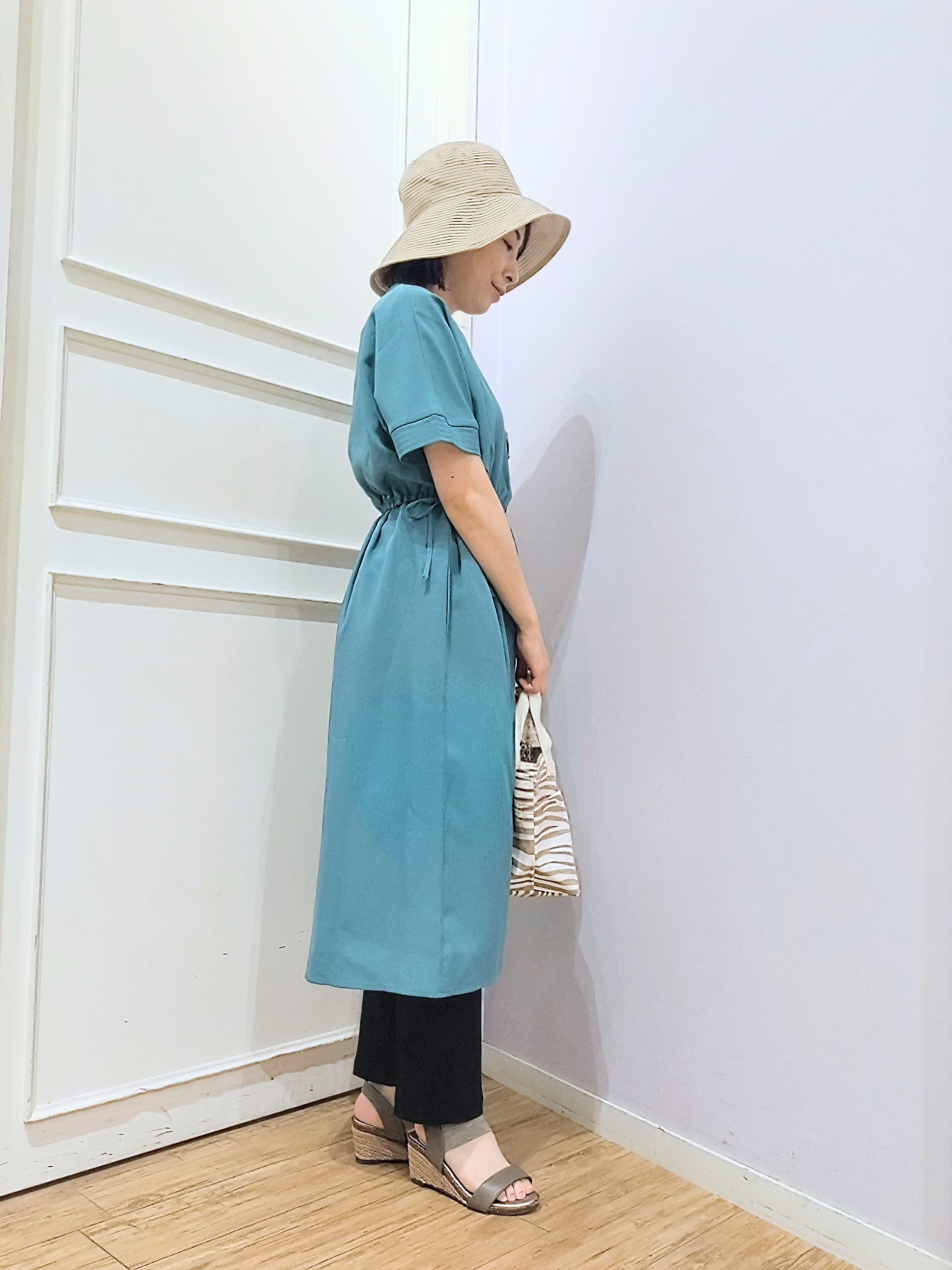 miomioさんの「SHOO･LA･RUE｜【洗濯機可/体型カバー】ウエストシャーリングでお腹周りが気にならない 麻調スキッパー脇リボンワンピー」を使ったコーディネート