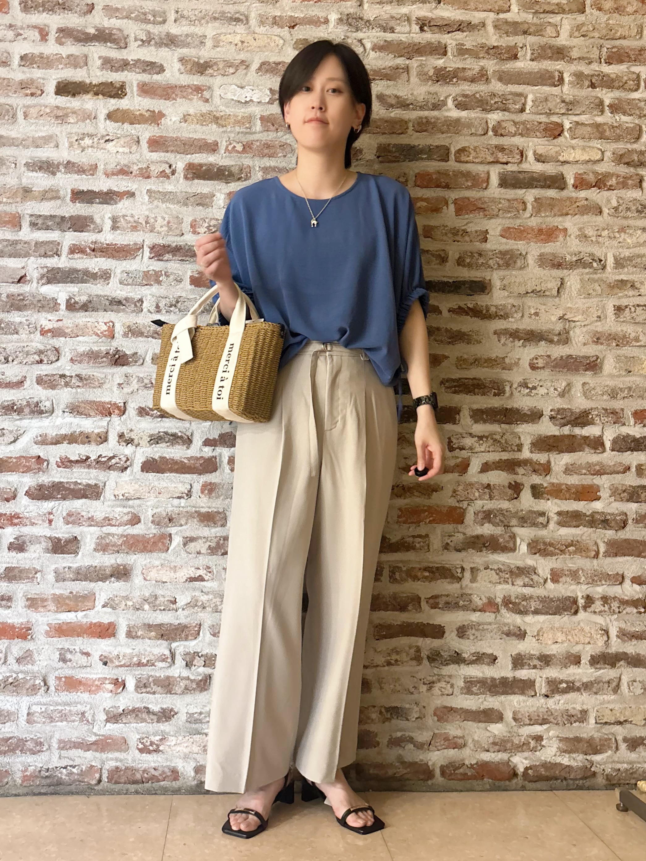しばさんの「THE SHOP TK｜【ひんやり/防しわ/UV/吸水速乾】袖ドロストドルマントップス」を使ったコーディネート