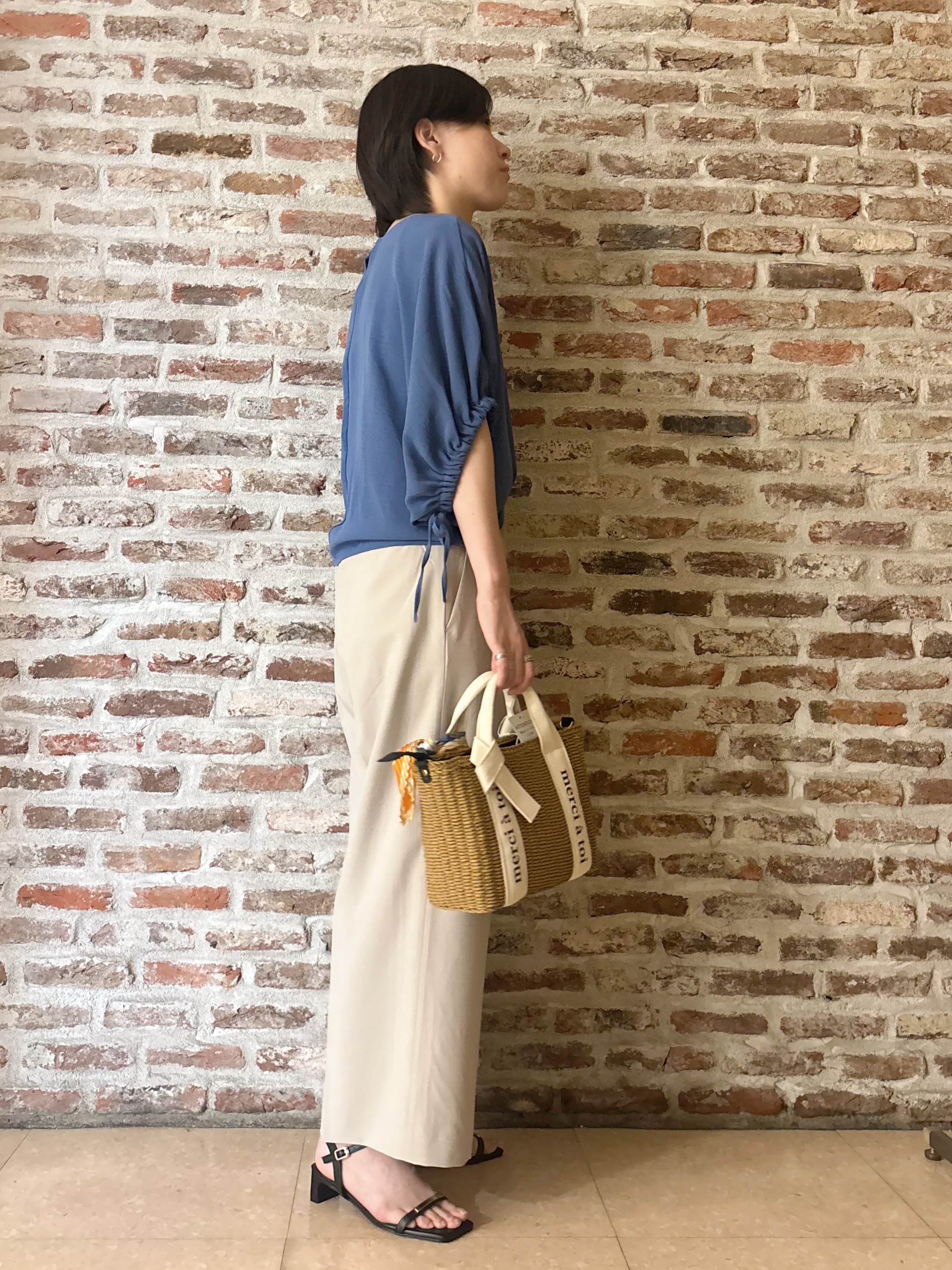 しばさんの「THE SHOP TK｜【ひんやり/防しわ/UV/吸水速乾】袖ドロストドルマントップス」を使ったコーディネート