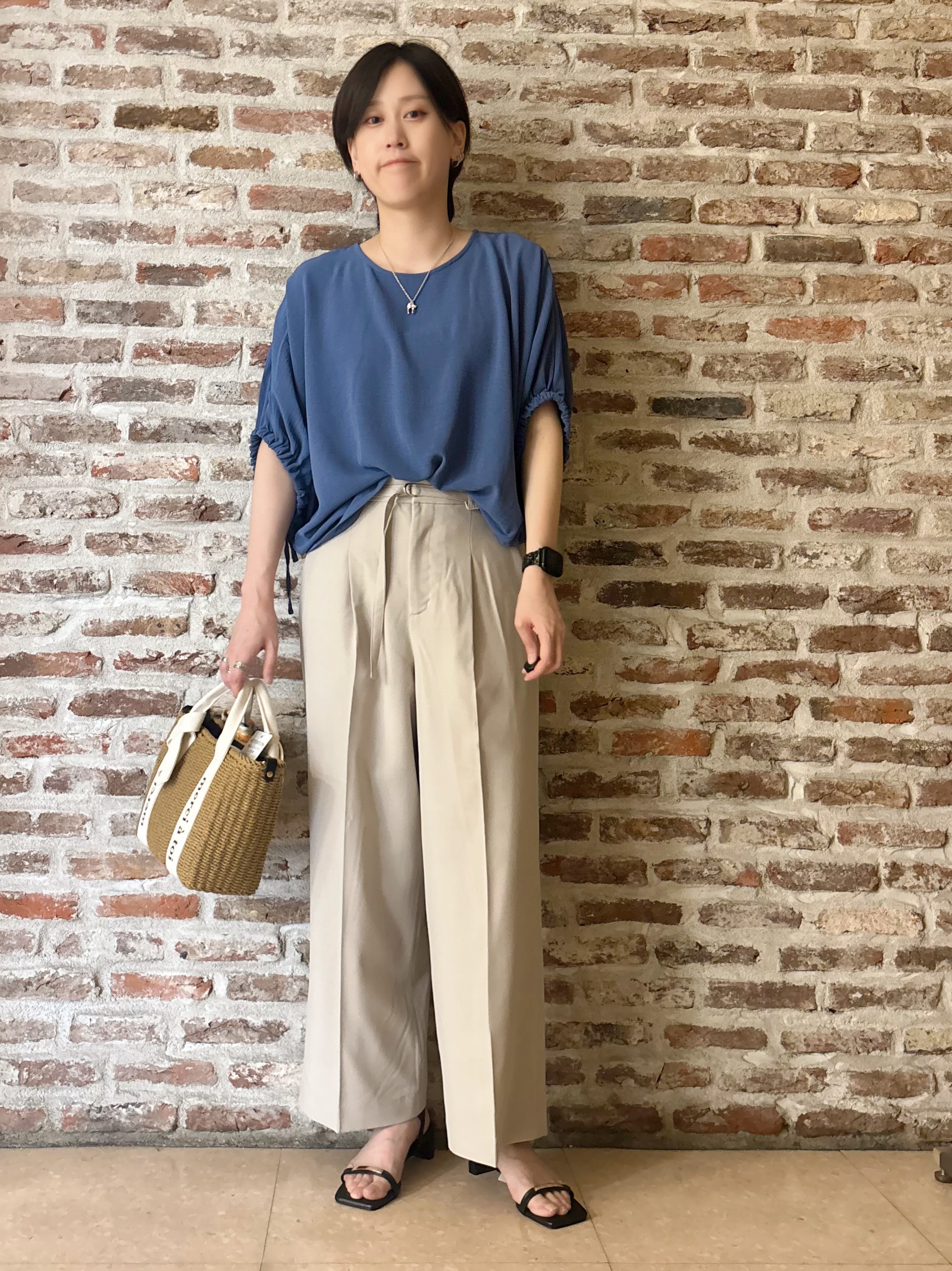 しばさんの「THE SHOP TK｜【ひんやり/防しわ/UV/吸水速乾】袖ドロストドルマントップス」を使ったコーディネート
