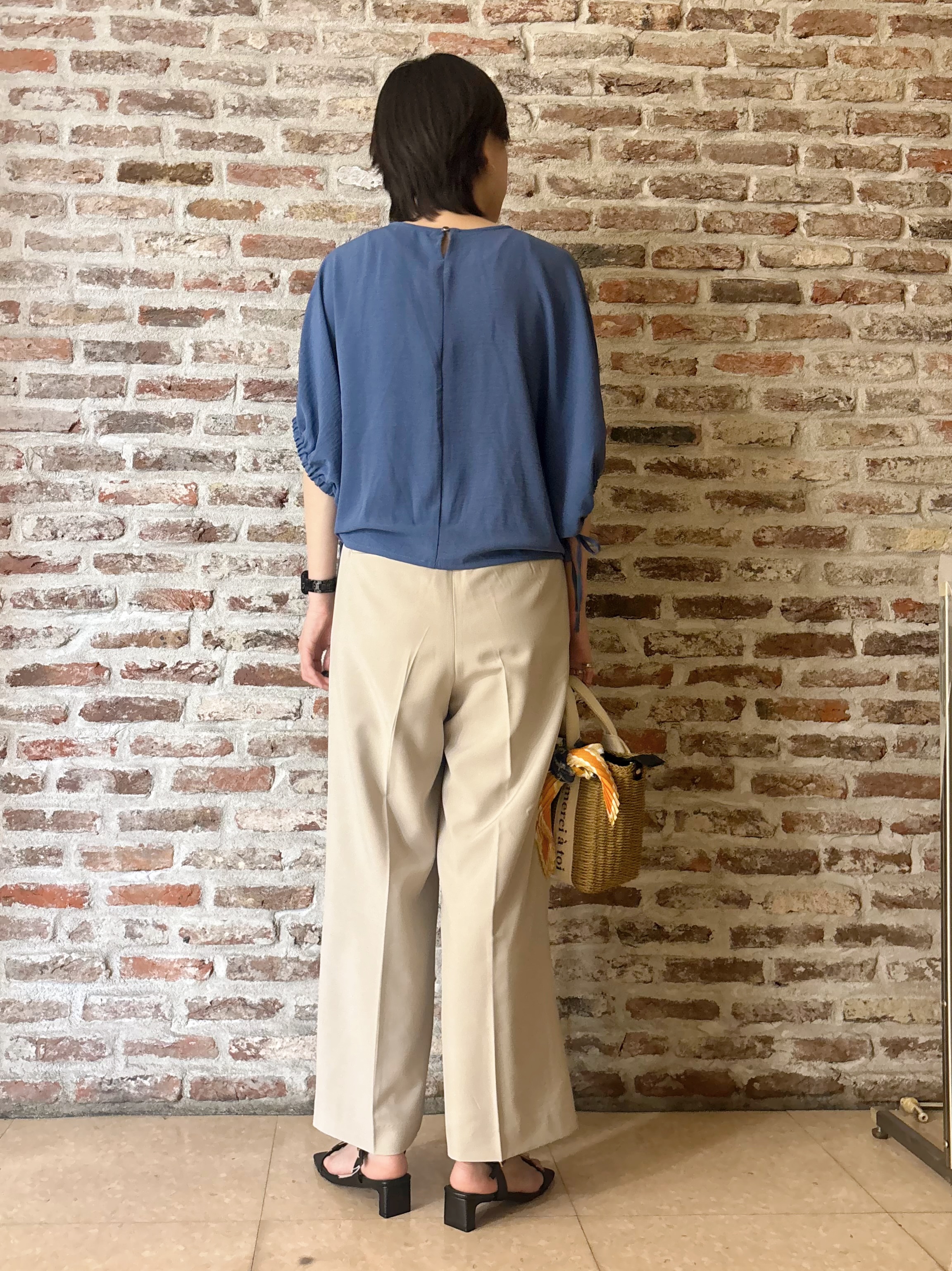 しばさんの「THE SHOP TK｜【ひんやり/防しわ/UV/吸水速乾】袖ドロストドルマントップス」を使ったコーディネート