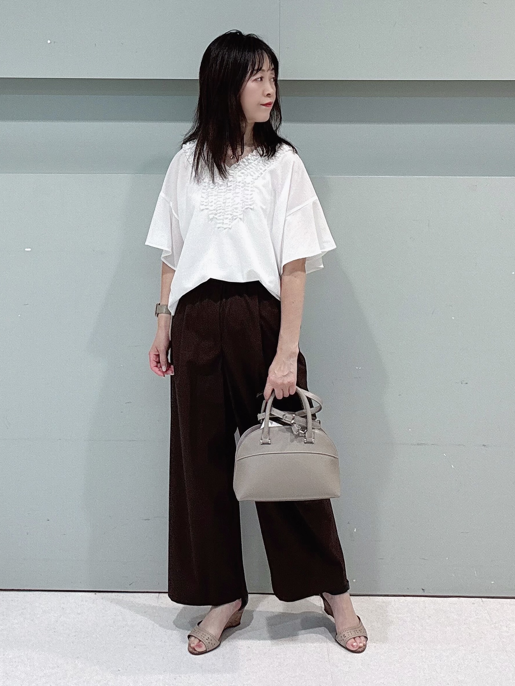 makiさんの「UNTITLED｜【接触冷感/通気性/洗える】Vネックフリルブラウス」を使ったコーディネート