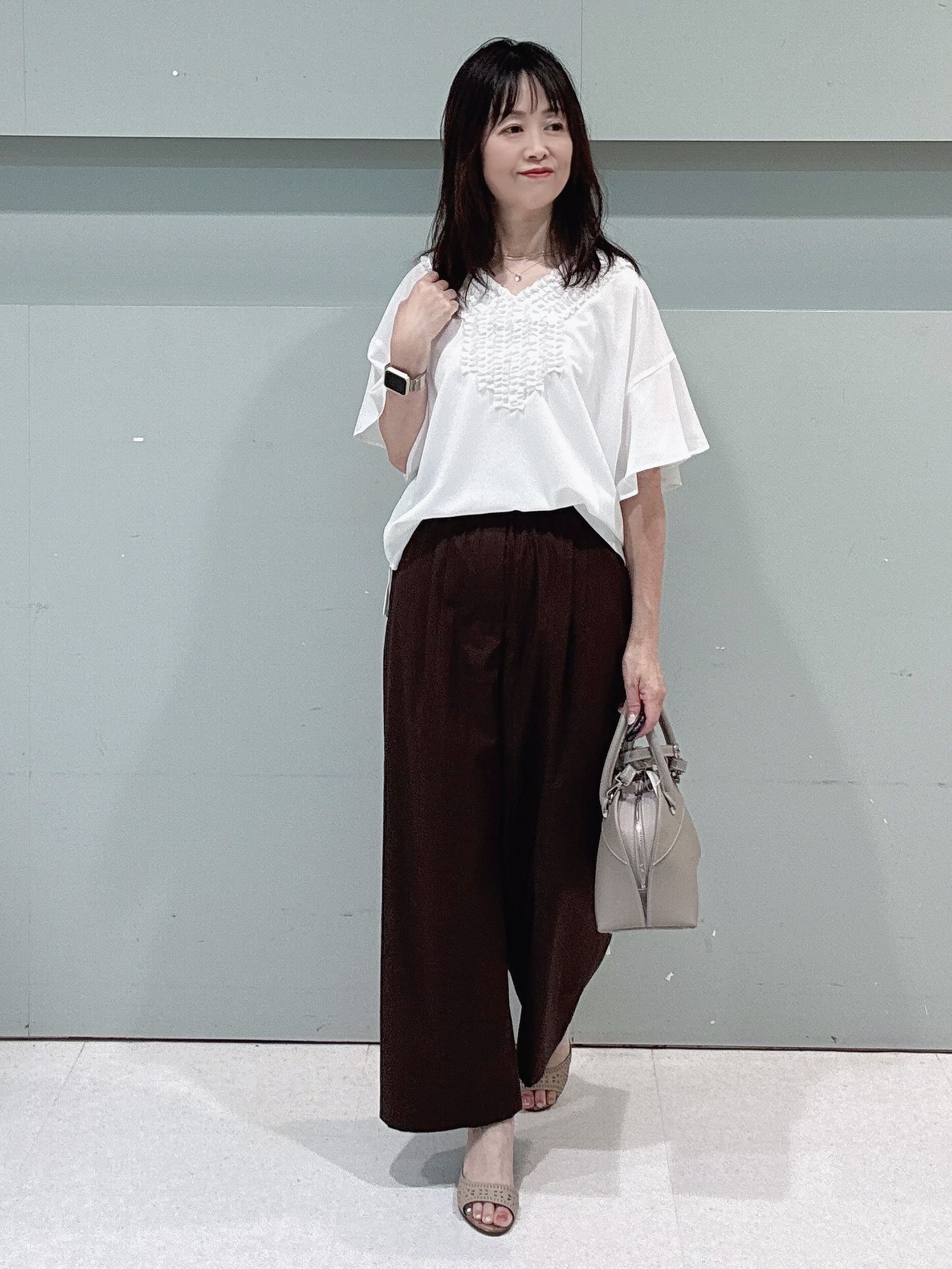 makiさんの「UNTITLED｜【接触冷感/通気性/洗える】Vネックフリルブラウス」を使ったコーディネート