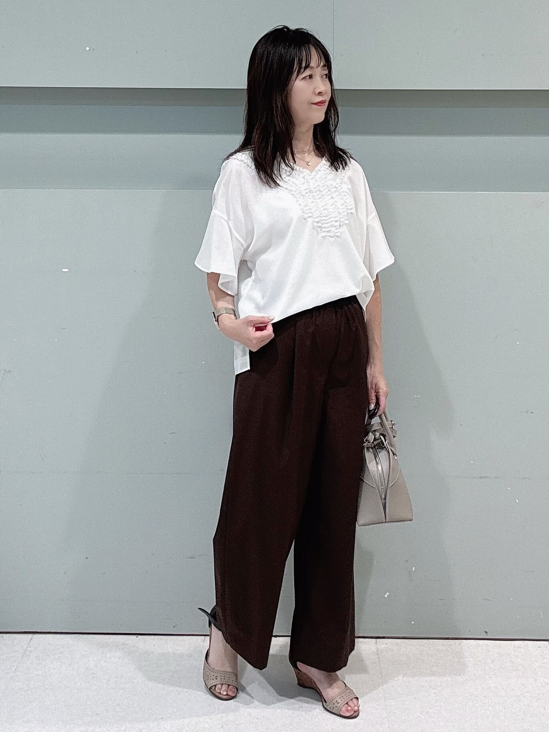 makiさんの「UNTITLED｜【接触冷感/通気性/洗える】Vネックフリルブラウス」を使ったコーディネート