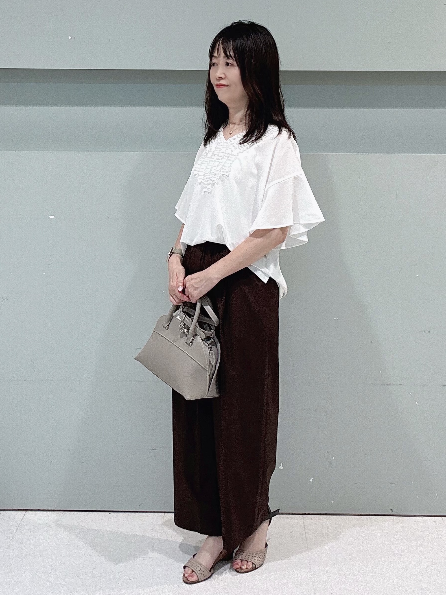 makiさんの「UNTITLED｜【接触冷感/通気性/洗える】Vネックフリルブラウス」を使ったコーディネート