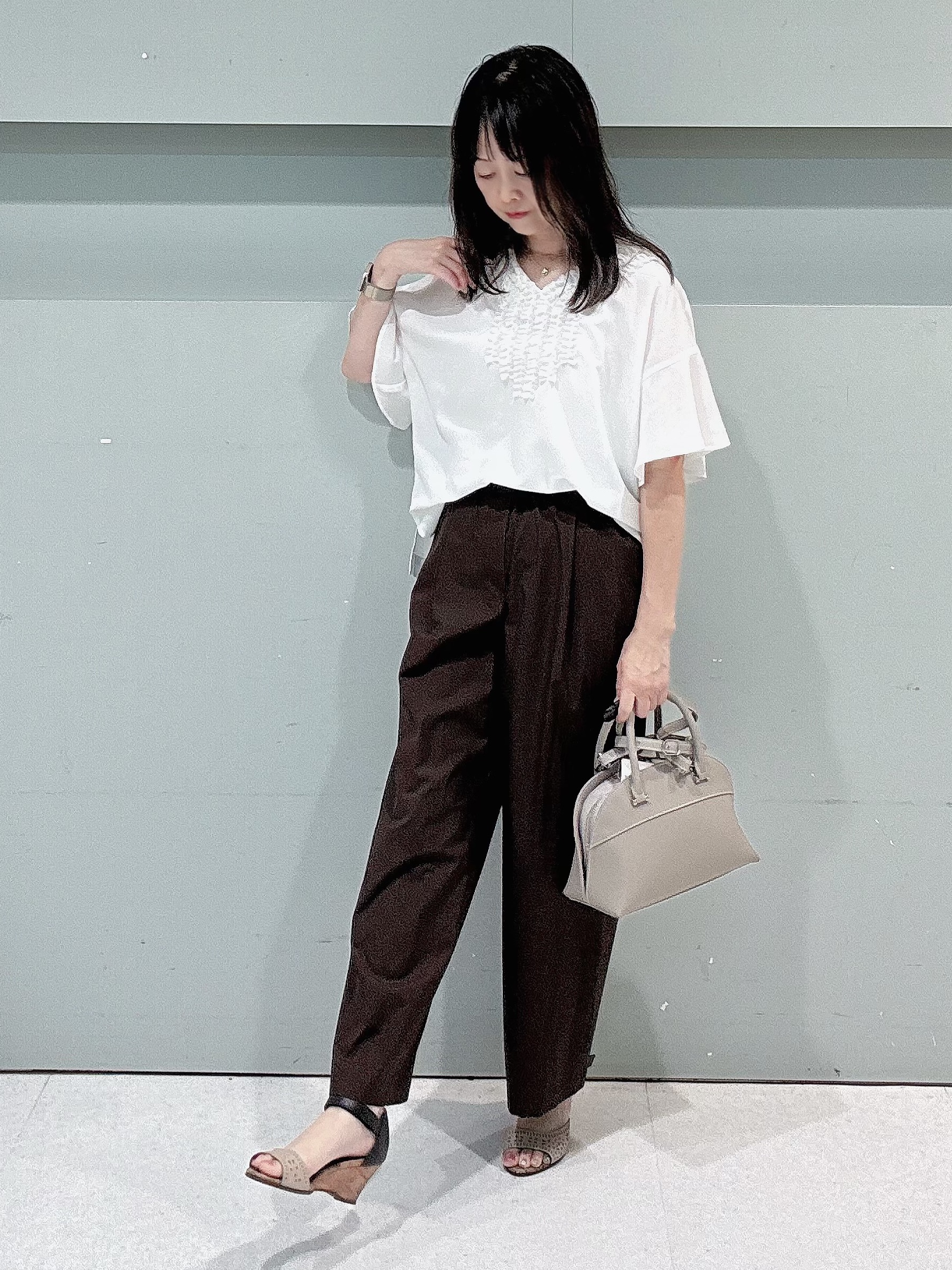 makiさんの「UNTITLED｜【接触冷感/通気性/洗える】Vネックフリルブラウス」を使ったコーディネート