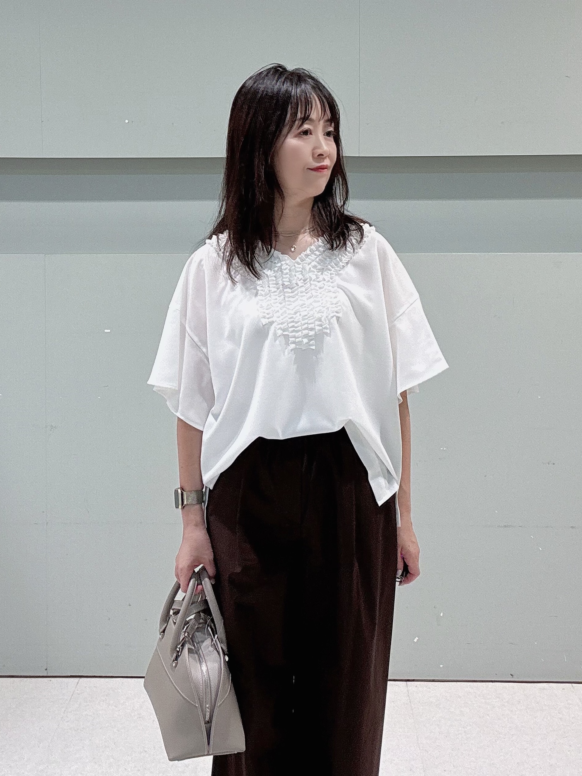 makiさんの「UNTITLED｜【接触冷感/通気性/洗える】Vネックフリルブラウス」を使ったコーディネート