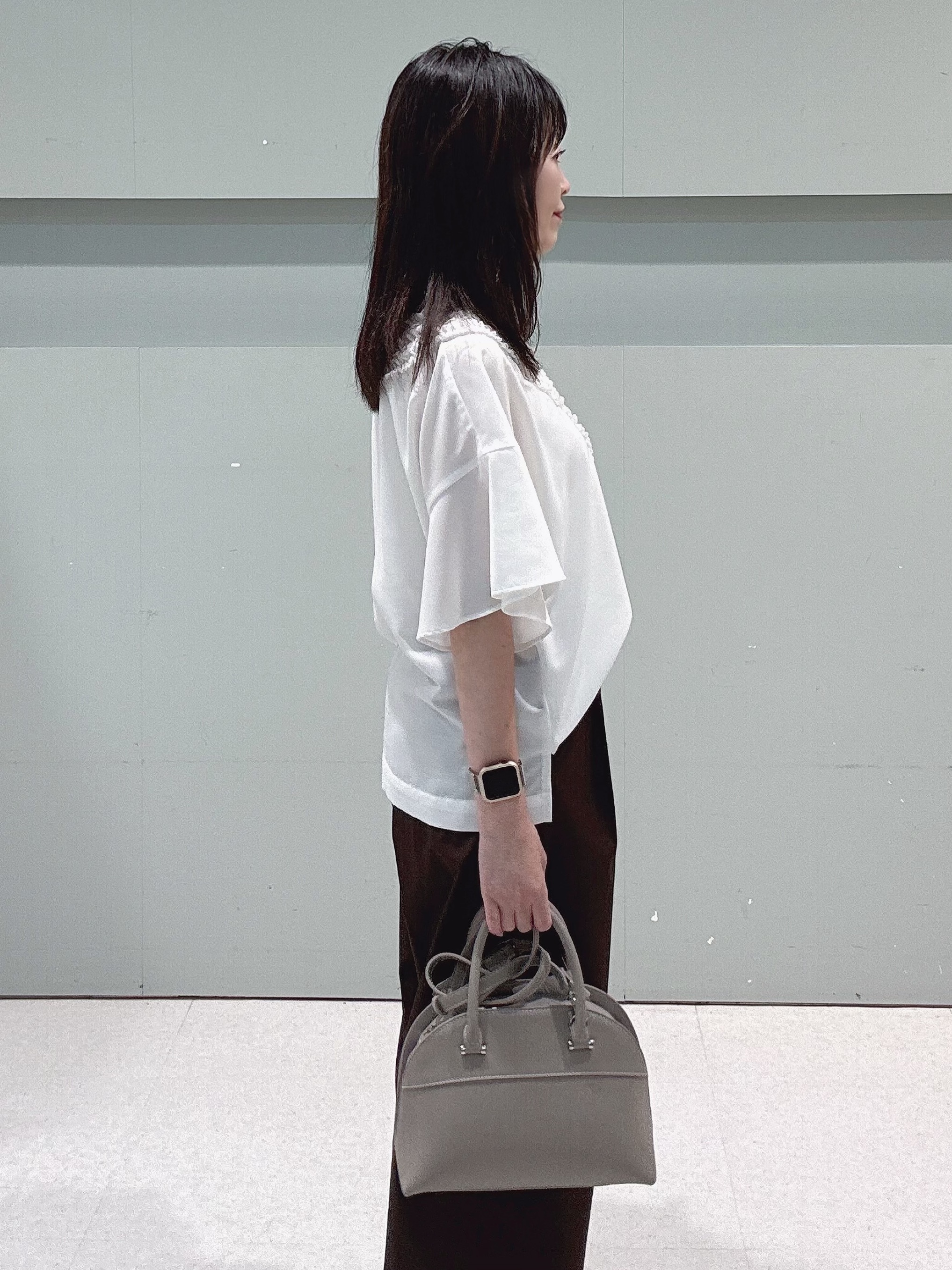 makiさんの「UNTITLED｜【接触冷感/通気性/洗える】Vネックフリルブラウス」を使ったコーディネート