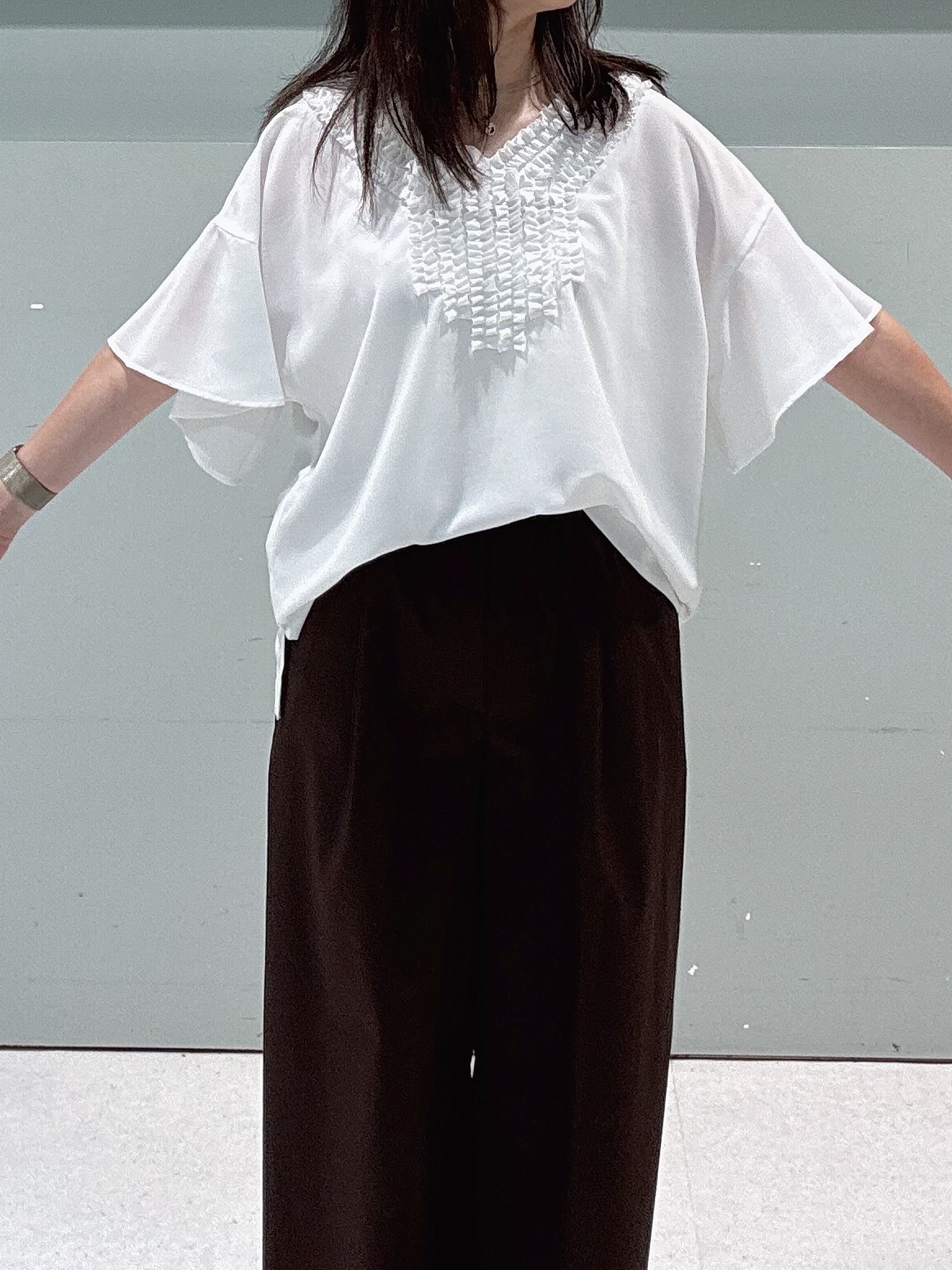makiさんの「UNTITLED｜【接触冷感/通気性/洗える】Vネックフリルブラウス」を使ったコーディネート
