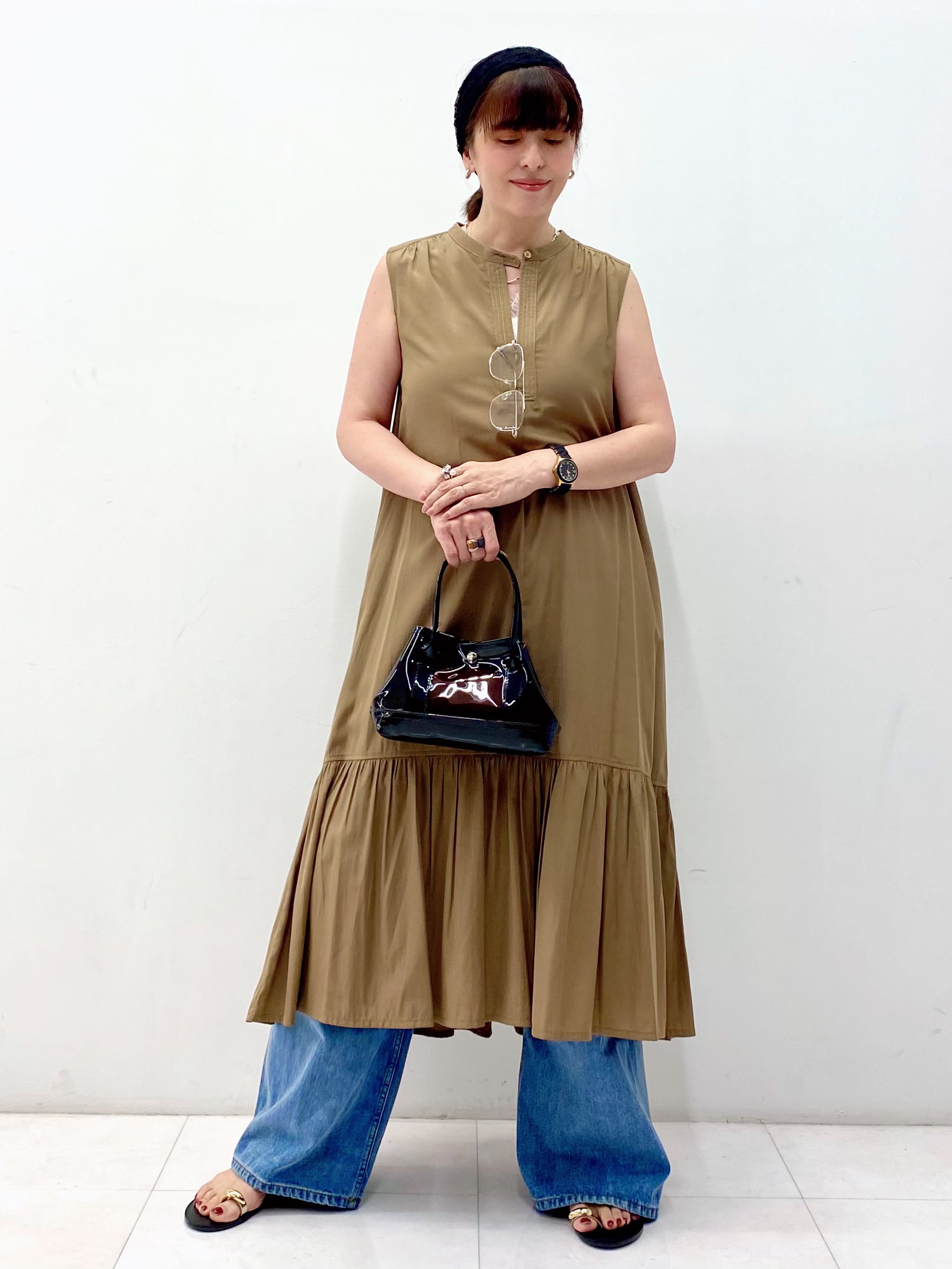 Sawaguchiさんの「DRESSTERIOR｜ノースリーブギャザーヘムワンピース」を使ったコーディネート