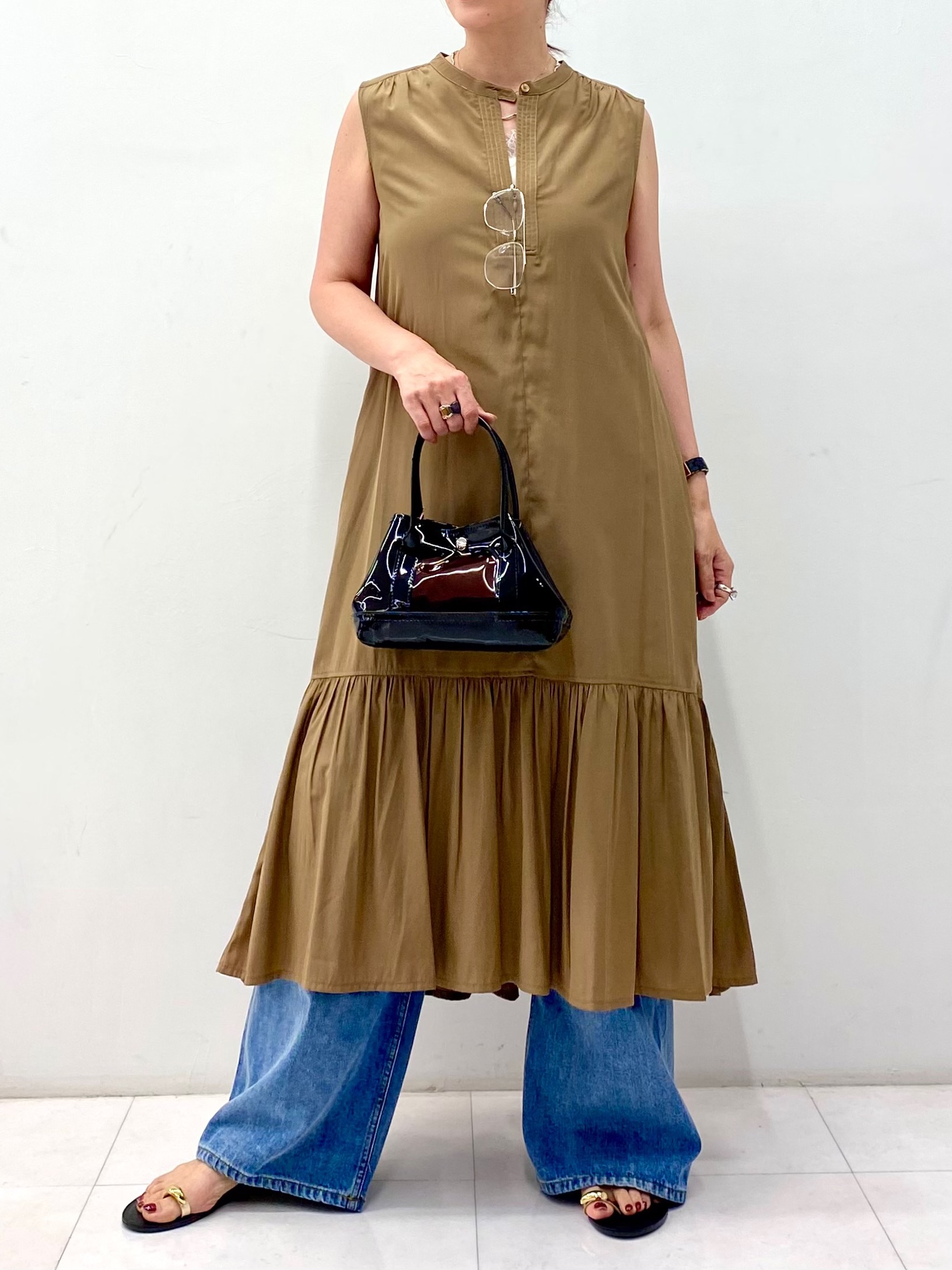 Sawaguchiさんの「DRESSTERIOR｜ノースリーブギャザーヘムワンピース」を使ったコーディネート