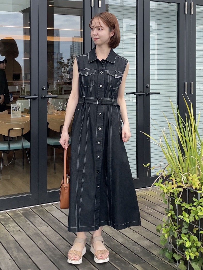 NATSUMIさんの「grove｜大人気！デニムフレアワンピース」を使ったコーディネート