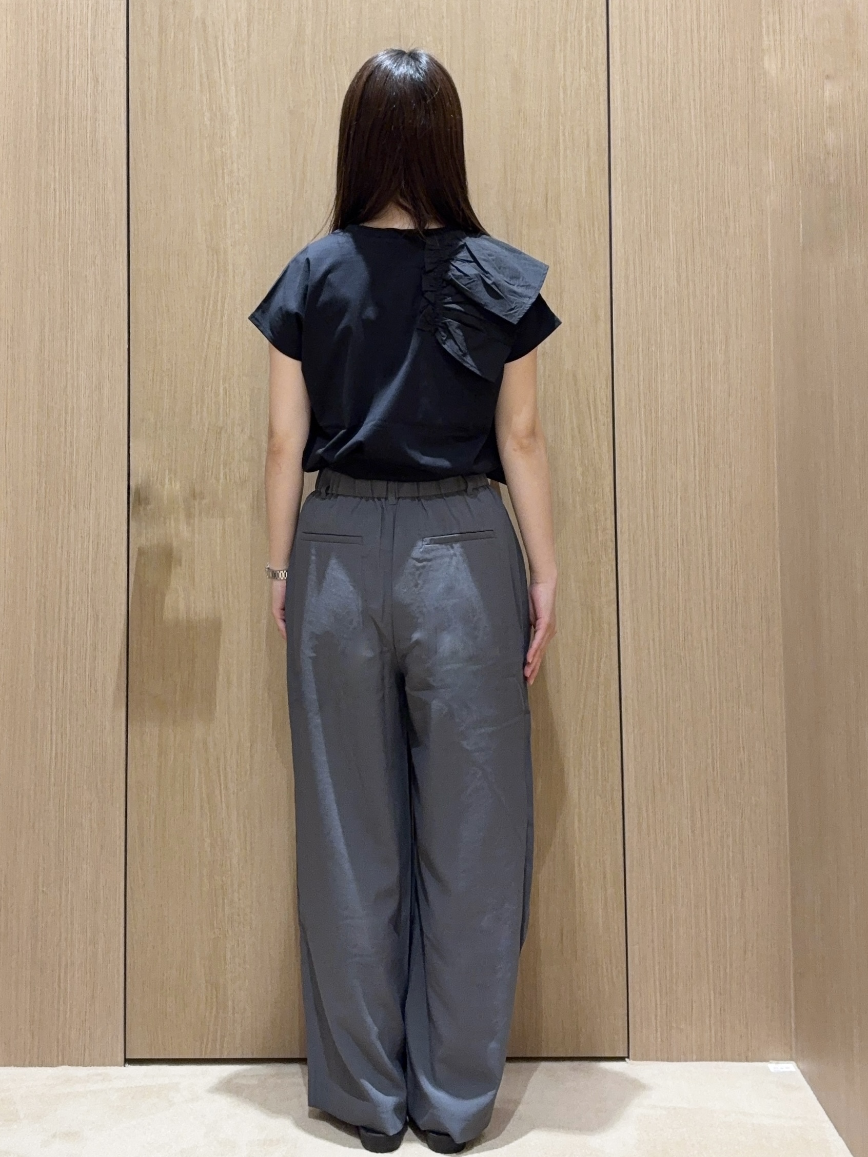 EMIRIさんの「OPAQUE.CLIP｜【UVケア／接触冷感】アシメフリルドッキングカットソー《洗濯機OK》」を使ったコーディネート
