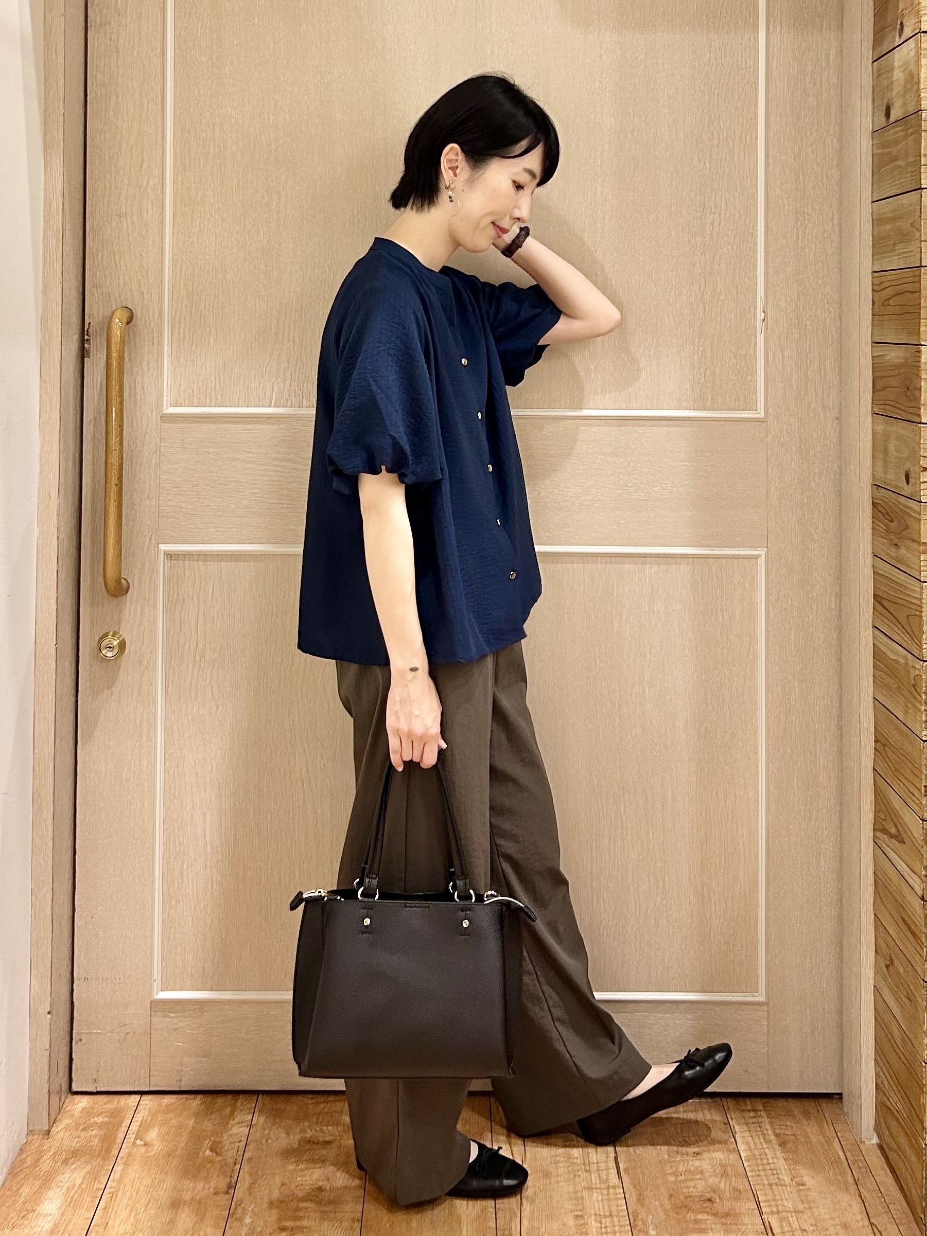 ちぐささんの「SHOO･LA･RUE｜【S-LL/洗濯機可】バルーンスリーブ　キーネックブラウス」を使ったコーディネート