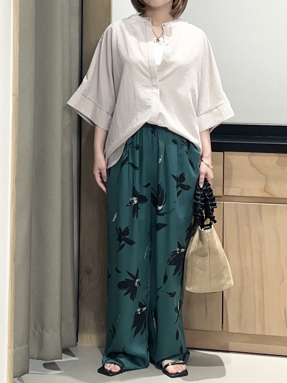かのさんの「THE SHOP TK｜【高レビュー/体型カバー】さらっと快適 ドルマン5分袖ブラウス」を使ったコーディネート