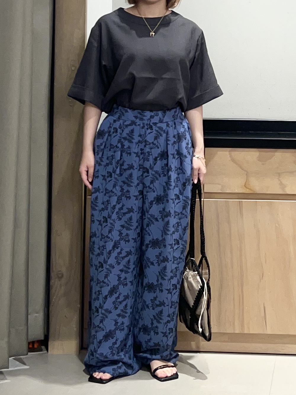 かのさんの「THE SHOP TK｜【M-XL/二の腕カバー】さらり麻調メッシュ5分袖ブラウス」を使ったコーディネート