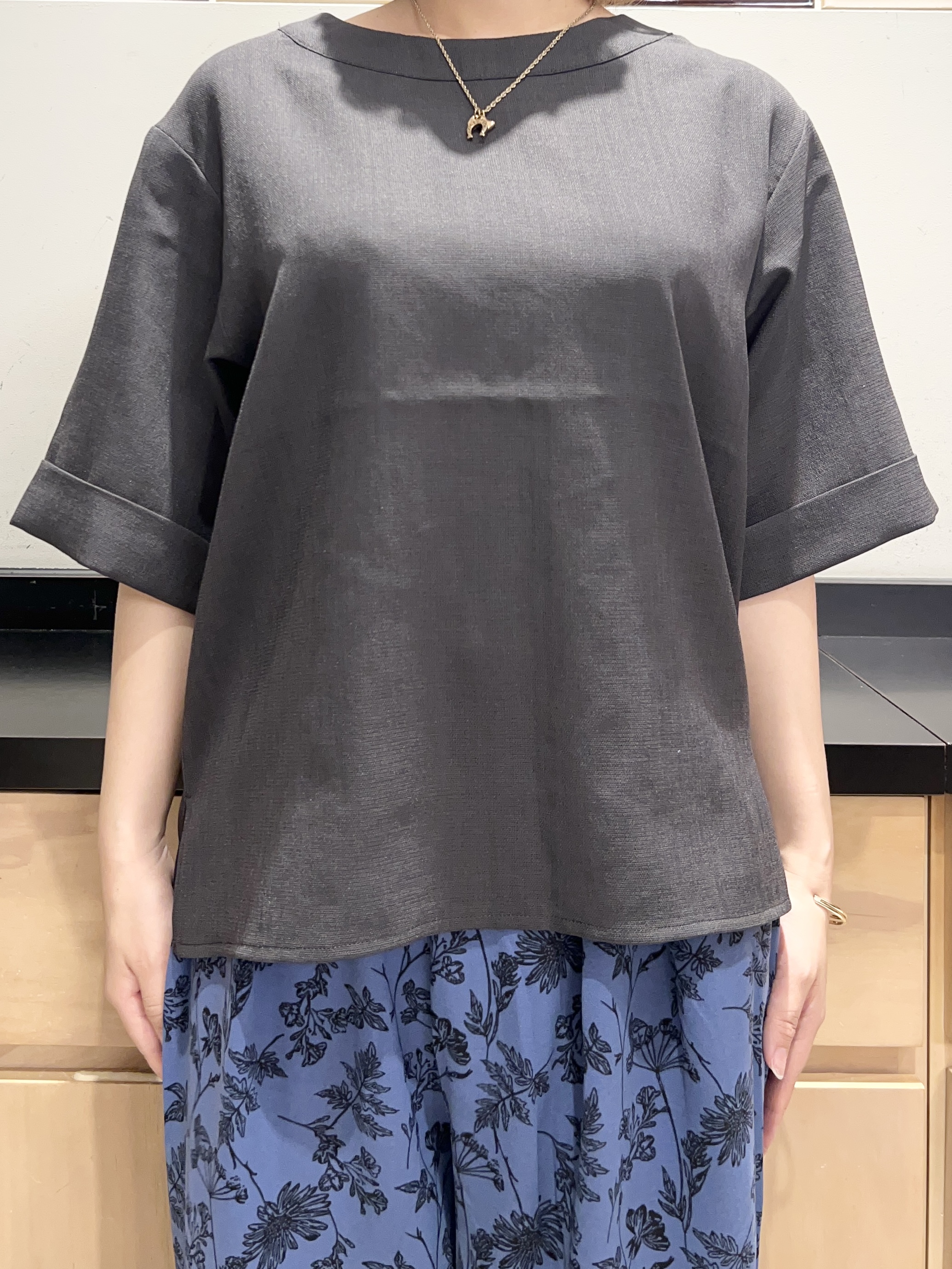 かのさんの「THE SHOP TK｜【M-XL/二の腕カバー】さらり麻調メッシュ5分袖ブラウス」を使ったコーディネート