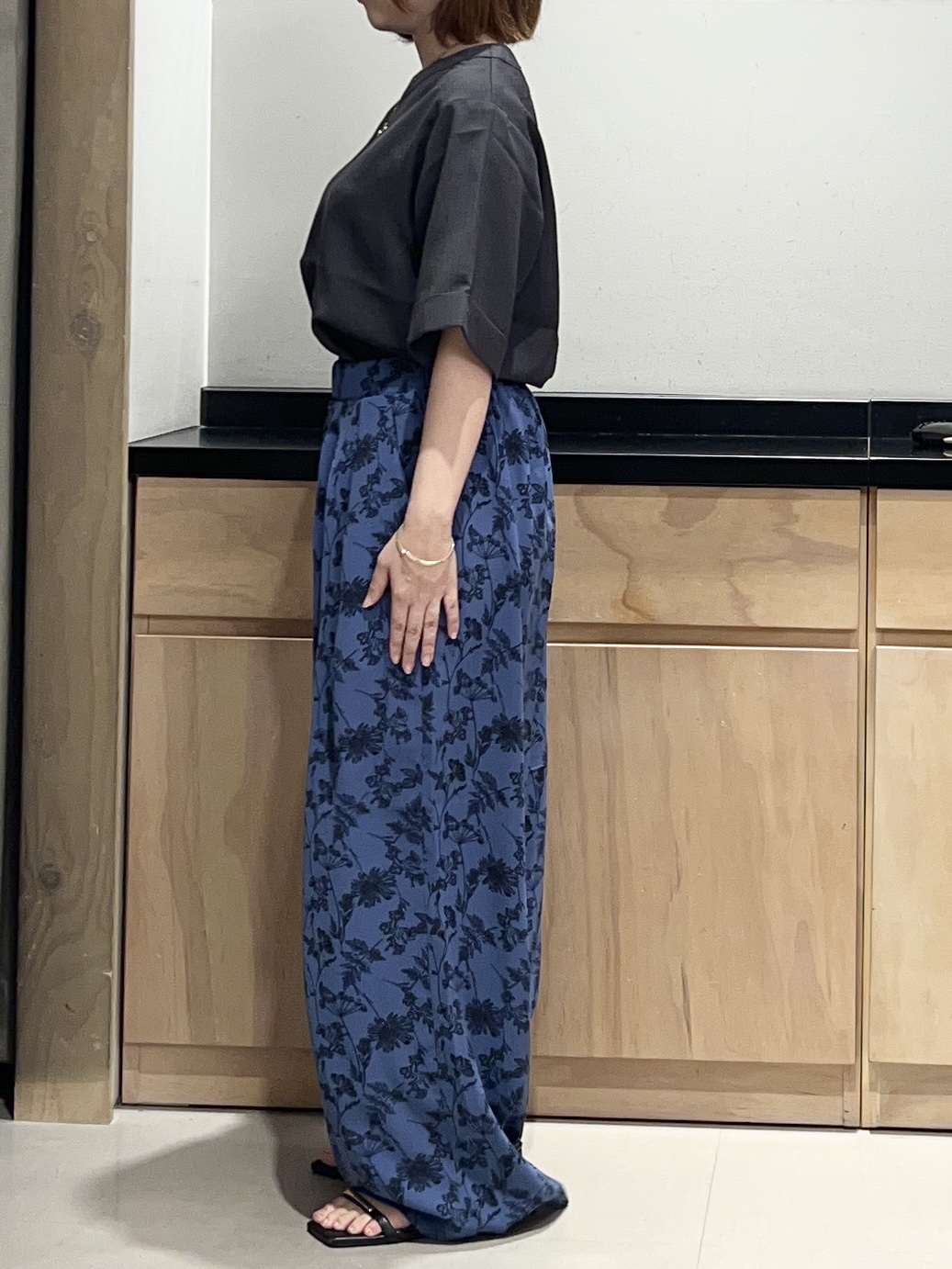 かのさんの「THE SHOP TK｜【M-XL/二の腕カバー】さらり麻調メッシュ5分袖ブラウス」を使ったコーディネート