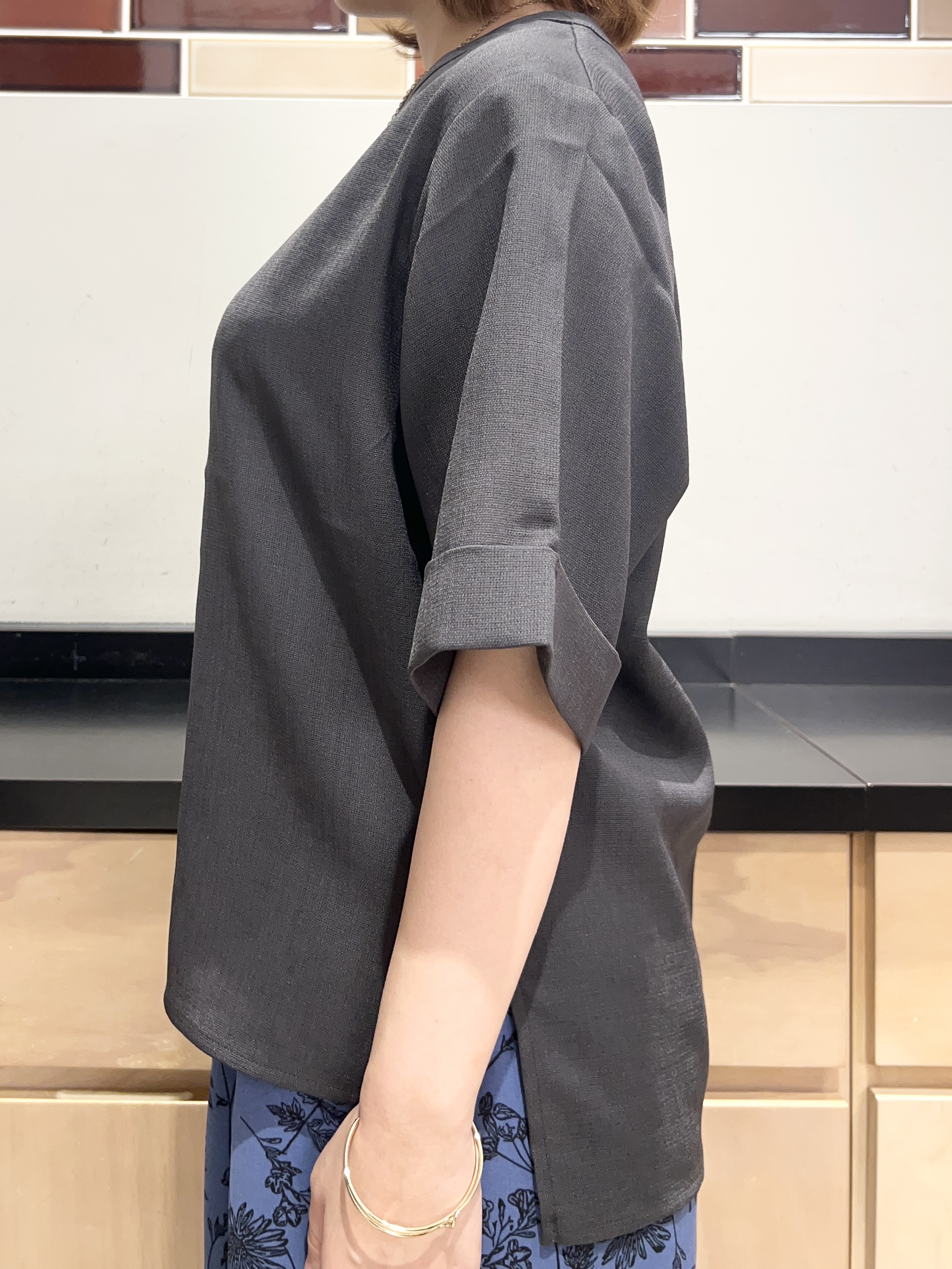 かのさんの「THE SHOP TK｜【M-XL/二の腕カバー】さらり麻調メッシュ5分袖ブラウス」を使ったコーディネート