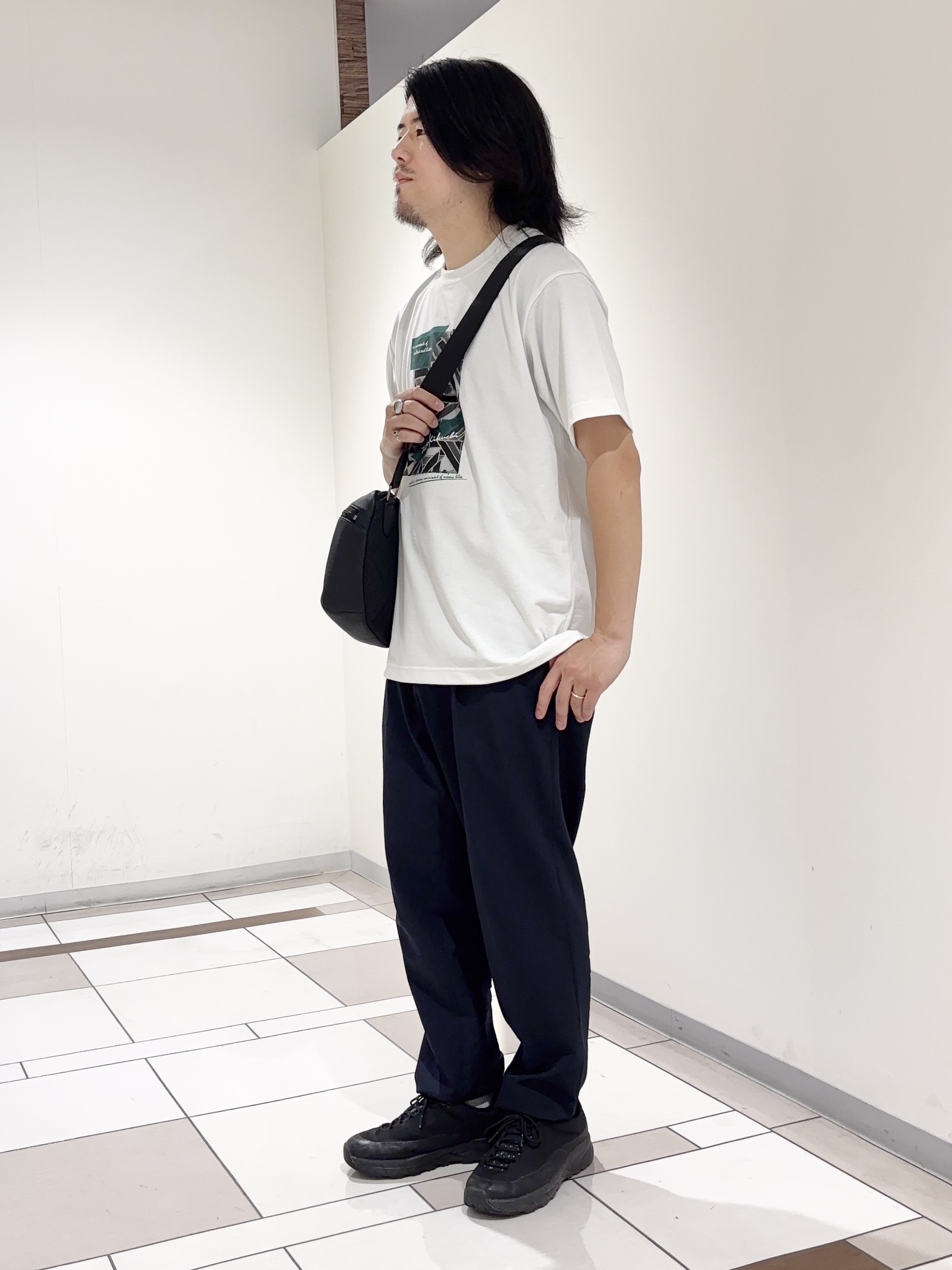 及川さんの「TAKEO KIKUCHI｜モノクロタイルTシャツ」を使ったコーディネート