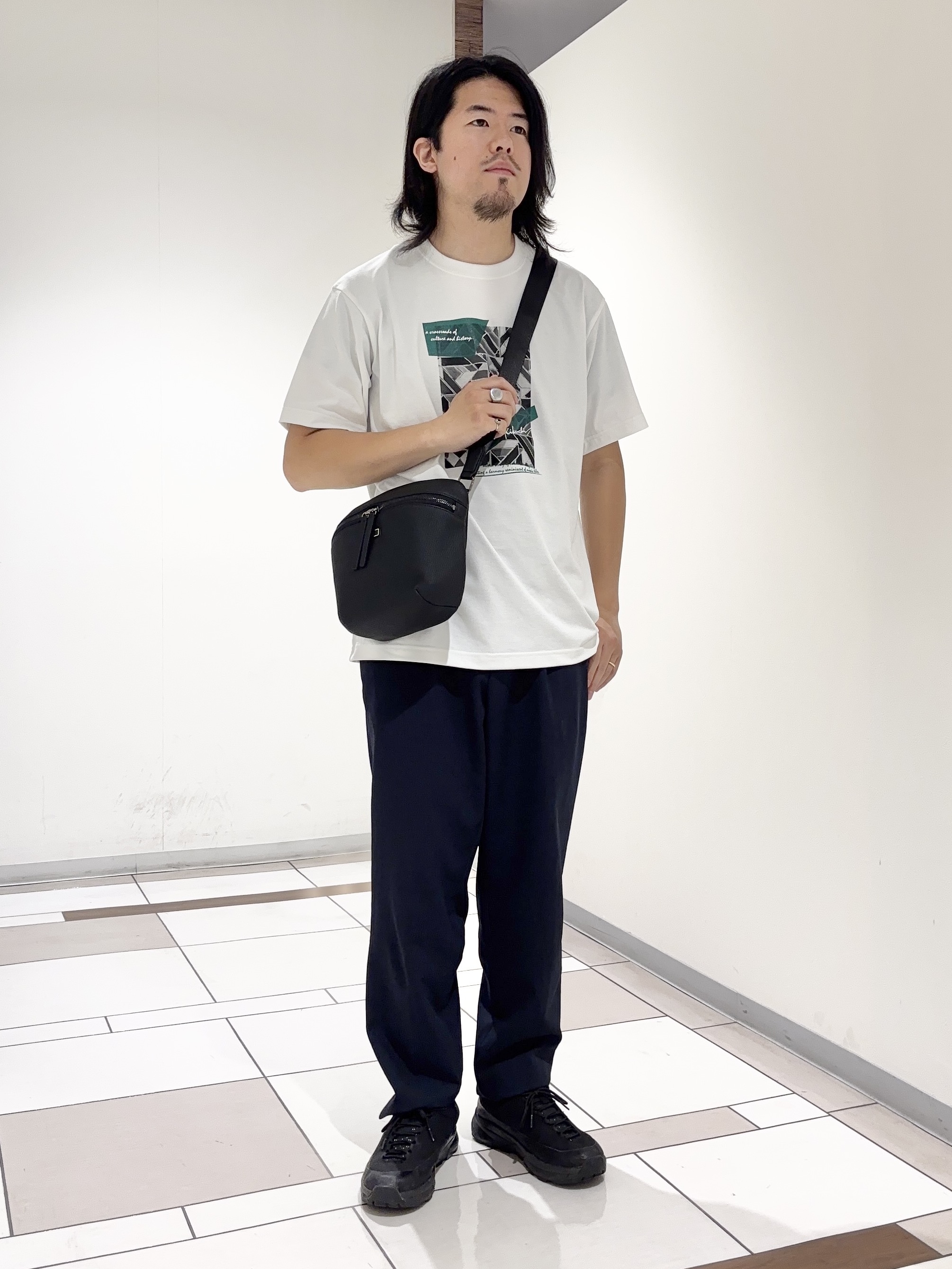 及川さんの「TAKEO KIKUCHI｜モノクロタイルTシャツ」を使ったコーディネート
