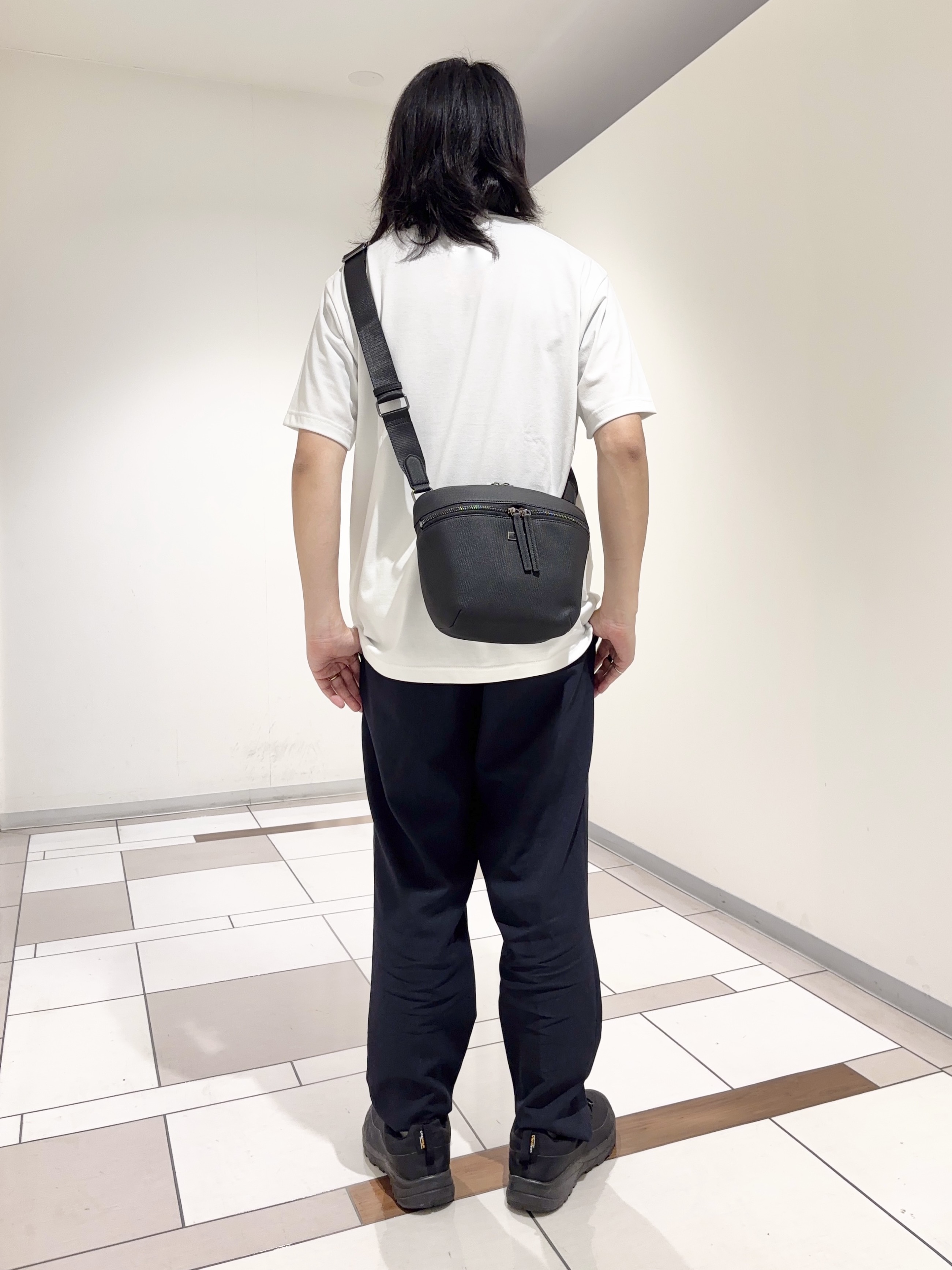 及川さんの「TAKEO KIKUCHI｜モノクロタイルTシャツ」を使ったコーディネート