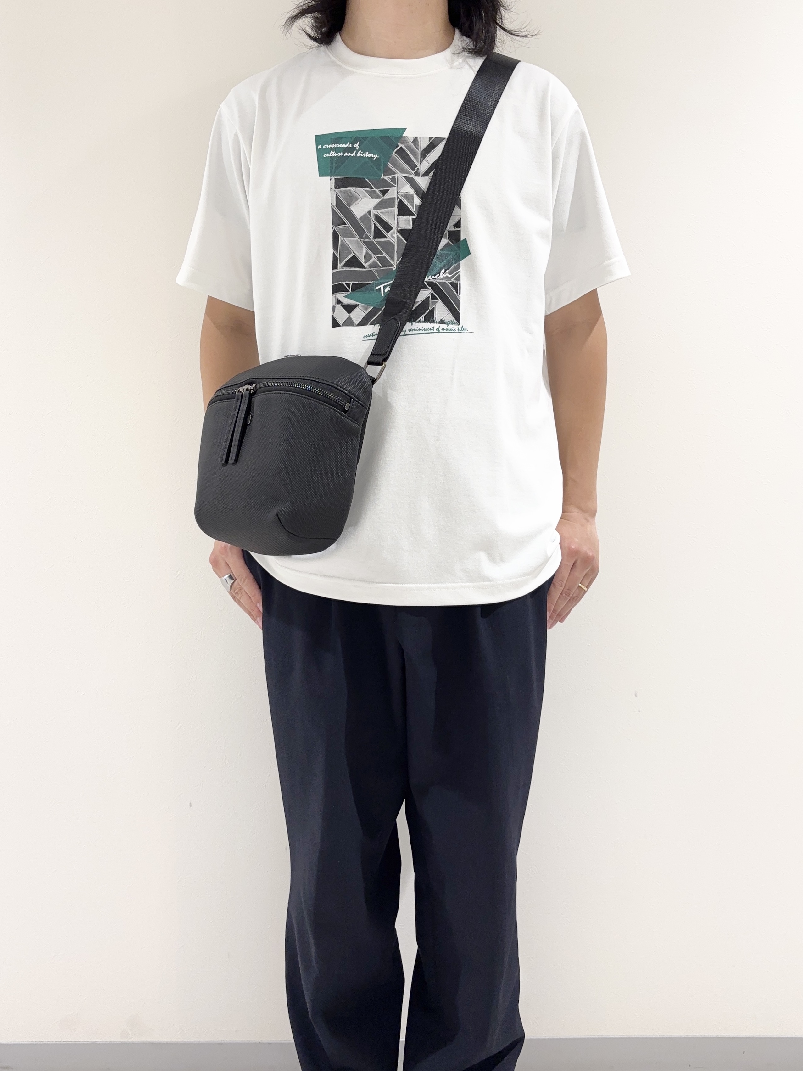 及川さんの「TAKEO KIKUCHI｜モノクロタイルTシャツ」を使ったコーディネート