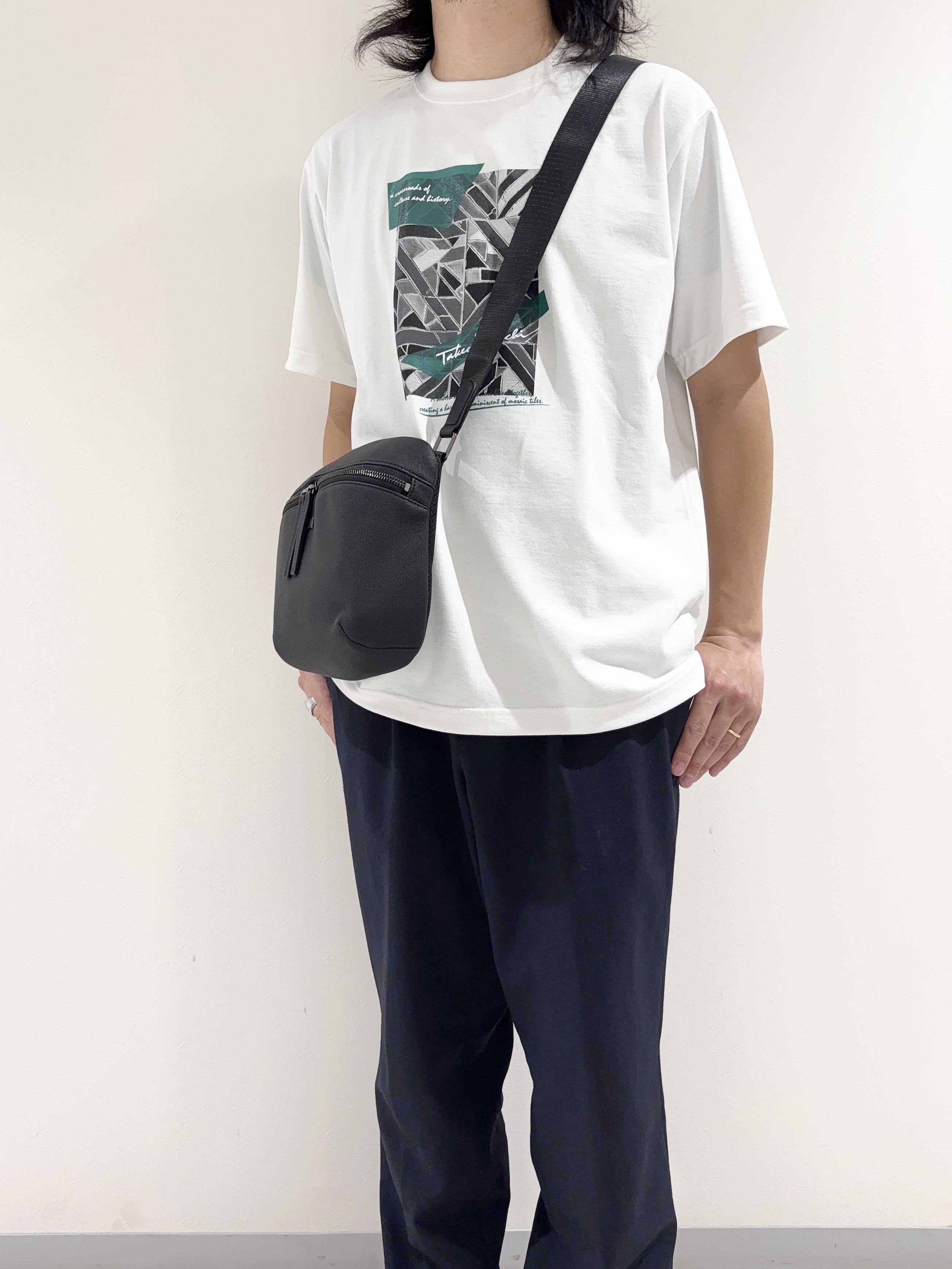 及川さんの「TAKEO KIKUCHI｜モノクロタイルTシャツ」を使ったコーディネート