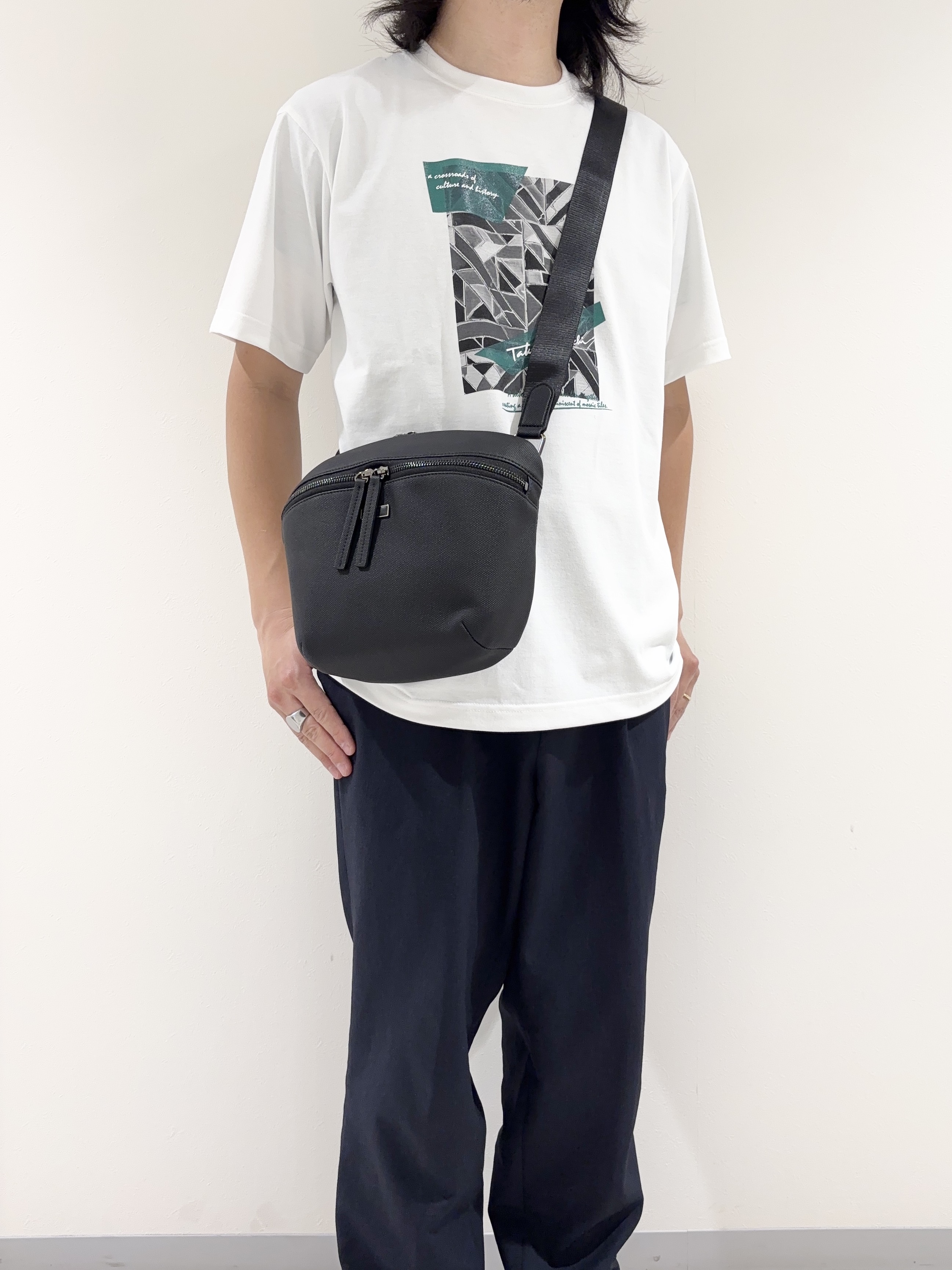 及川さんの「TAKEO KIKUCHI｜モノクロタイルTシャツ」を使ったコーディネート