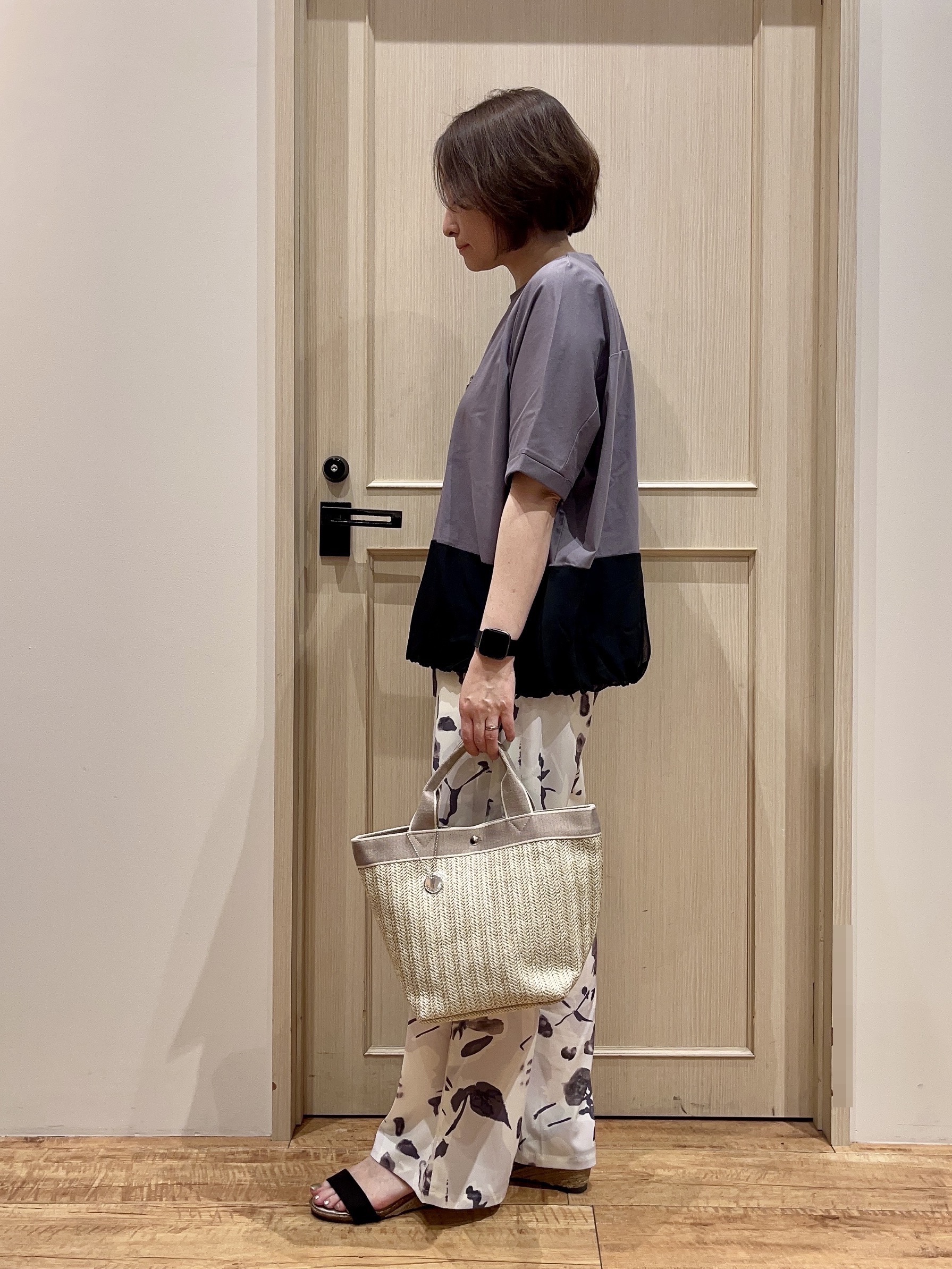 fukuiさんの「SHOO･LA･RUE｜【洗濯機可/体型カバー】インしないで着られる 裾配色ゆったりバルーントップス」を使ったコーディネート