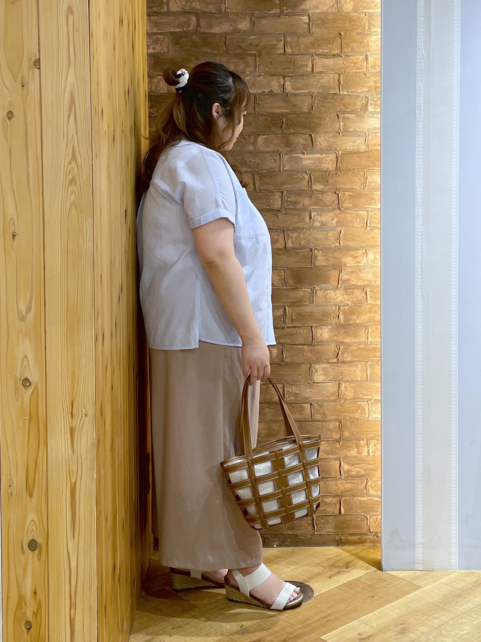 Risaさんの「SHOO･LA･RUE｜【さらり快適/洗濯機可/S-LL】風が通り抜ける 半袖バンドカラーシアーシャツ」を使ったコーディネート
