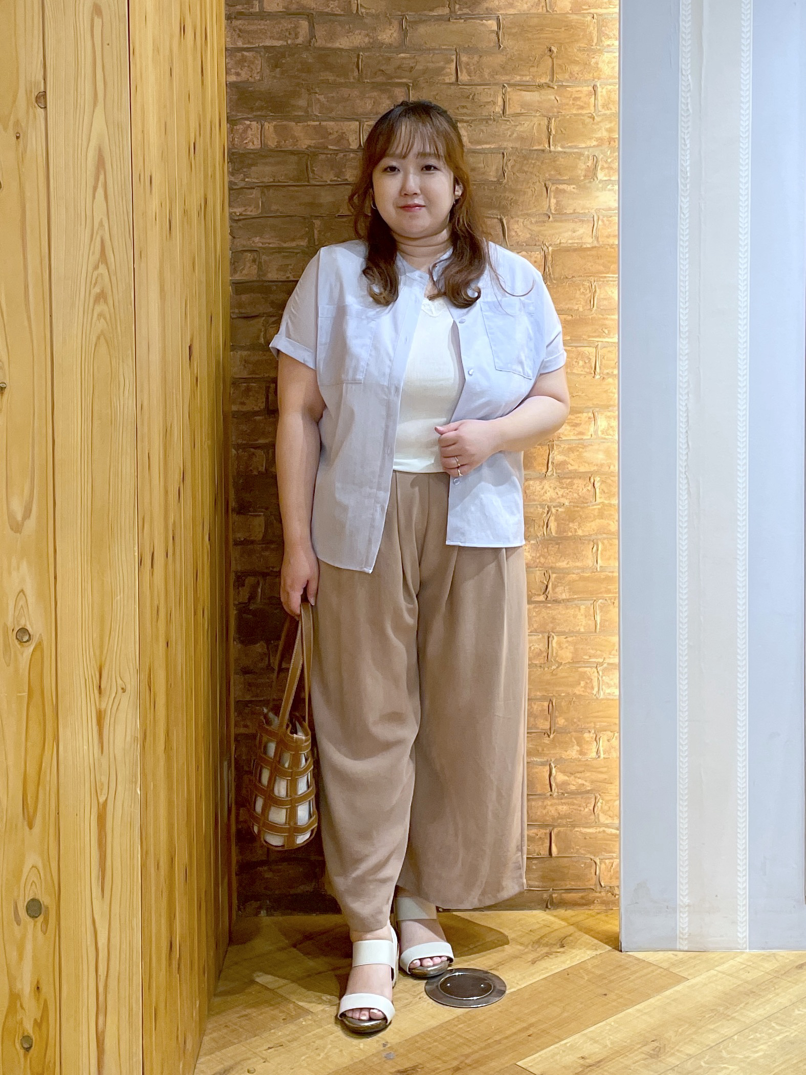 Risaさんの「SHOO･LA･RUE｜【さらり快適/洗濯機可/S-LL】風が通り抜ける 半袖バンドカラーシアーシャツ」を使ったコーディネート