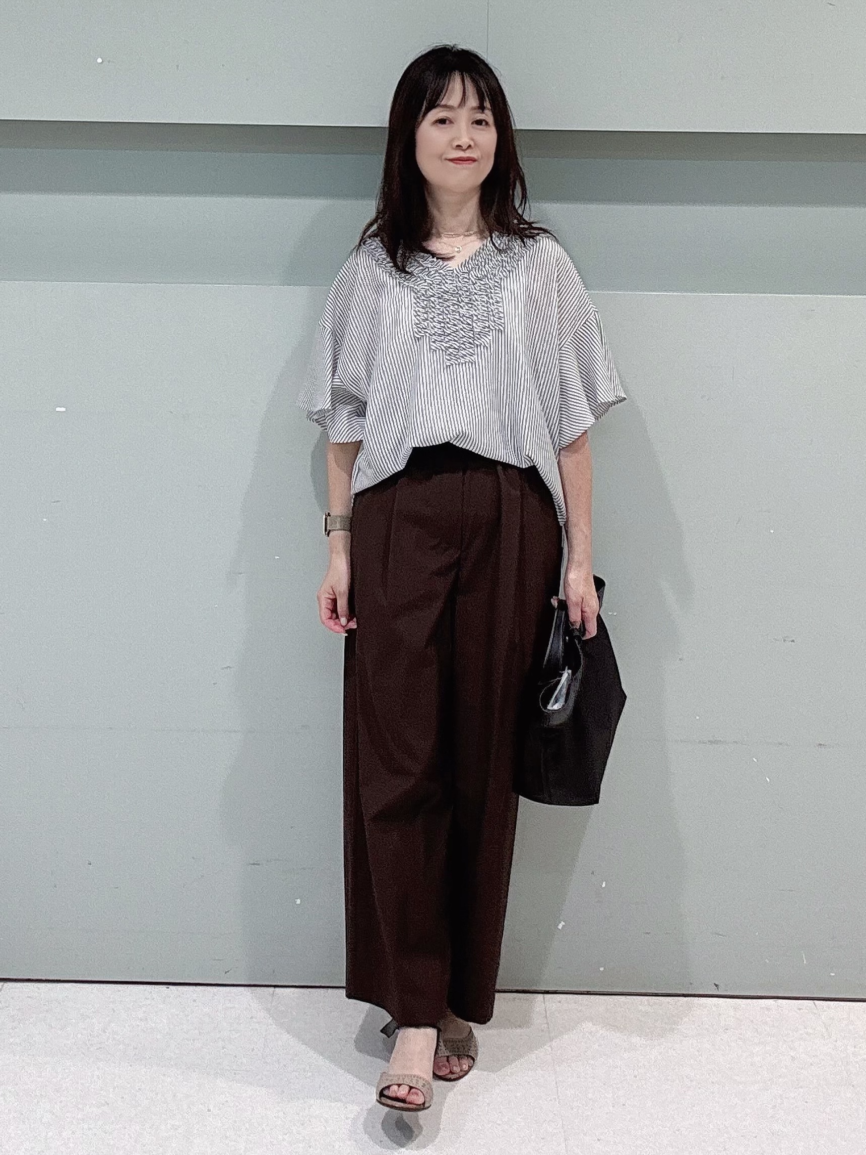 makiさんの「UNTITLED｜【接触冷感/通気性/洗える】Vネックフリルブラウス」を使ったコーディネート