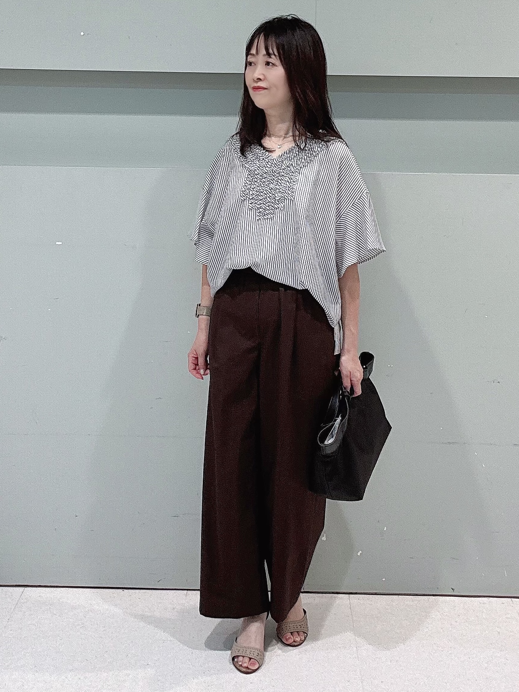 makiさんの「UNTITLED｜【接触冷感/通気性/洗える】Vネックフリルブラウス」を使ったコーディネート