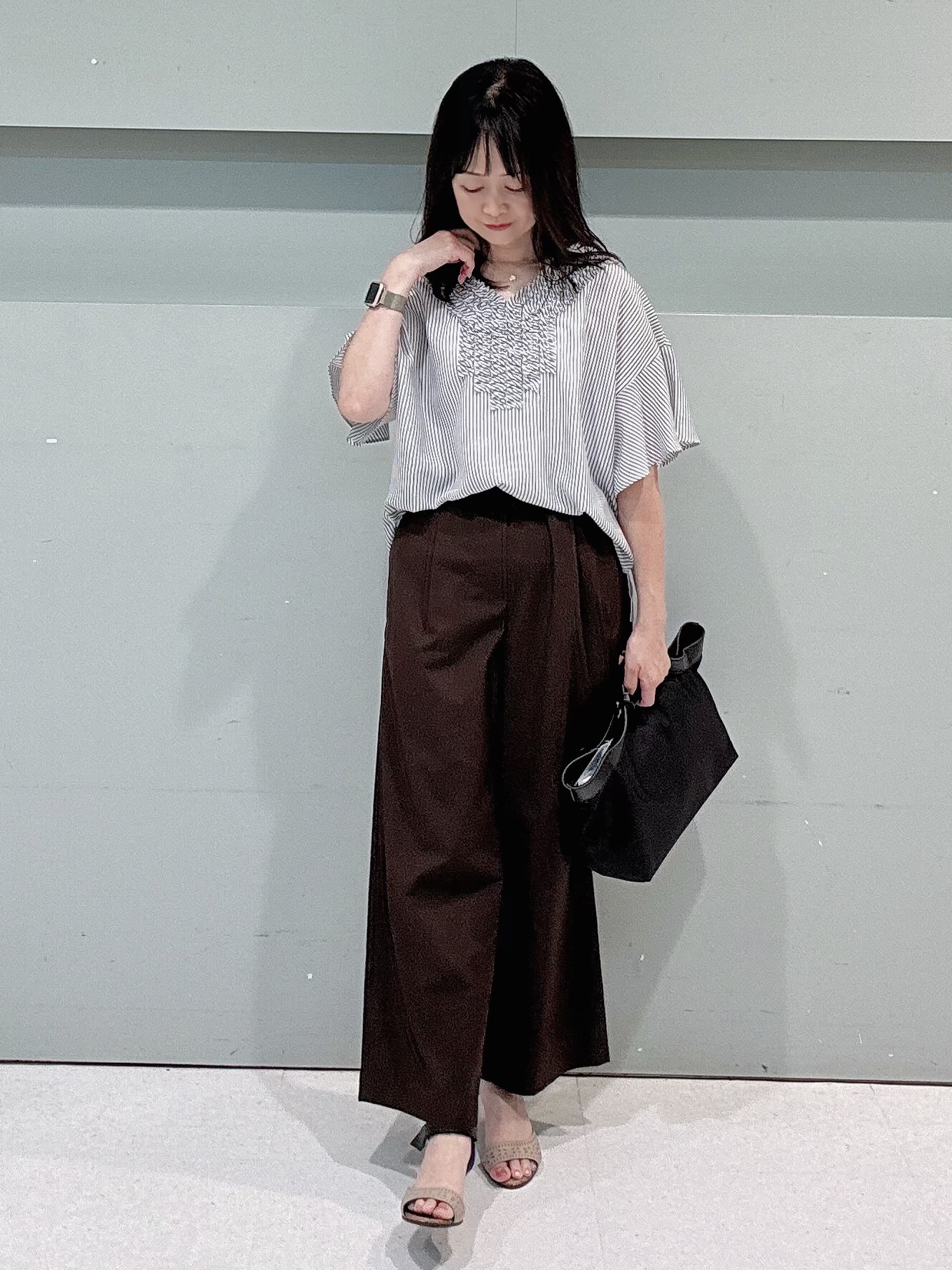 makiさんの「UNTITLED｜【接触冷感/通気性/洗える】Vネックフリルブラウス」を使ったコーディネート