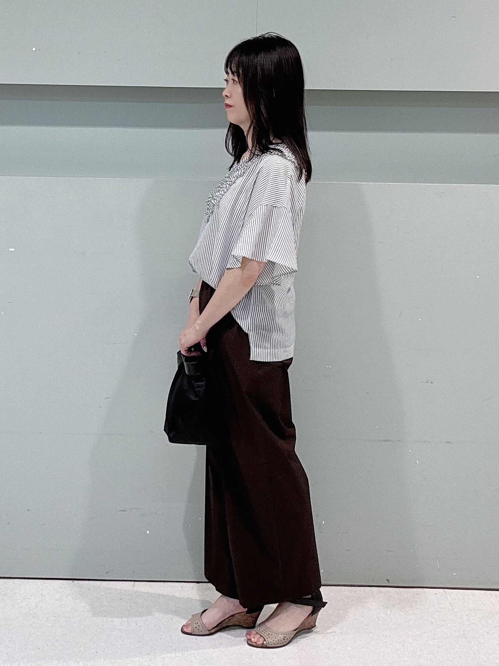 makiさんの「UNTITLED｜【接触冷感/通気性/洗える】Vネックフリルブラウス」を使ったコーディネート
