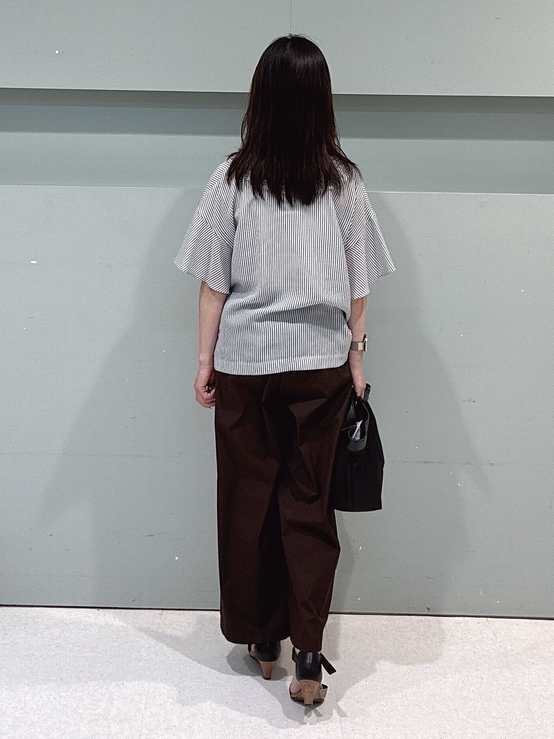 makiさんの「UNTITLED｜【接触冷感/通気性/洗える】Vネックフリルブラウス」を使ったコーディネート