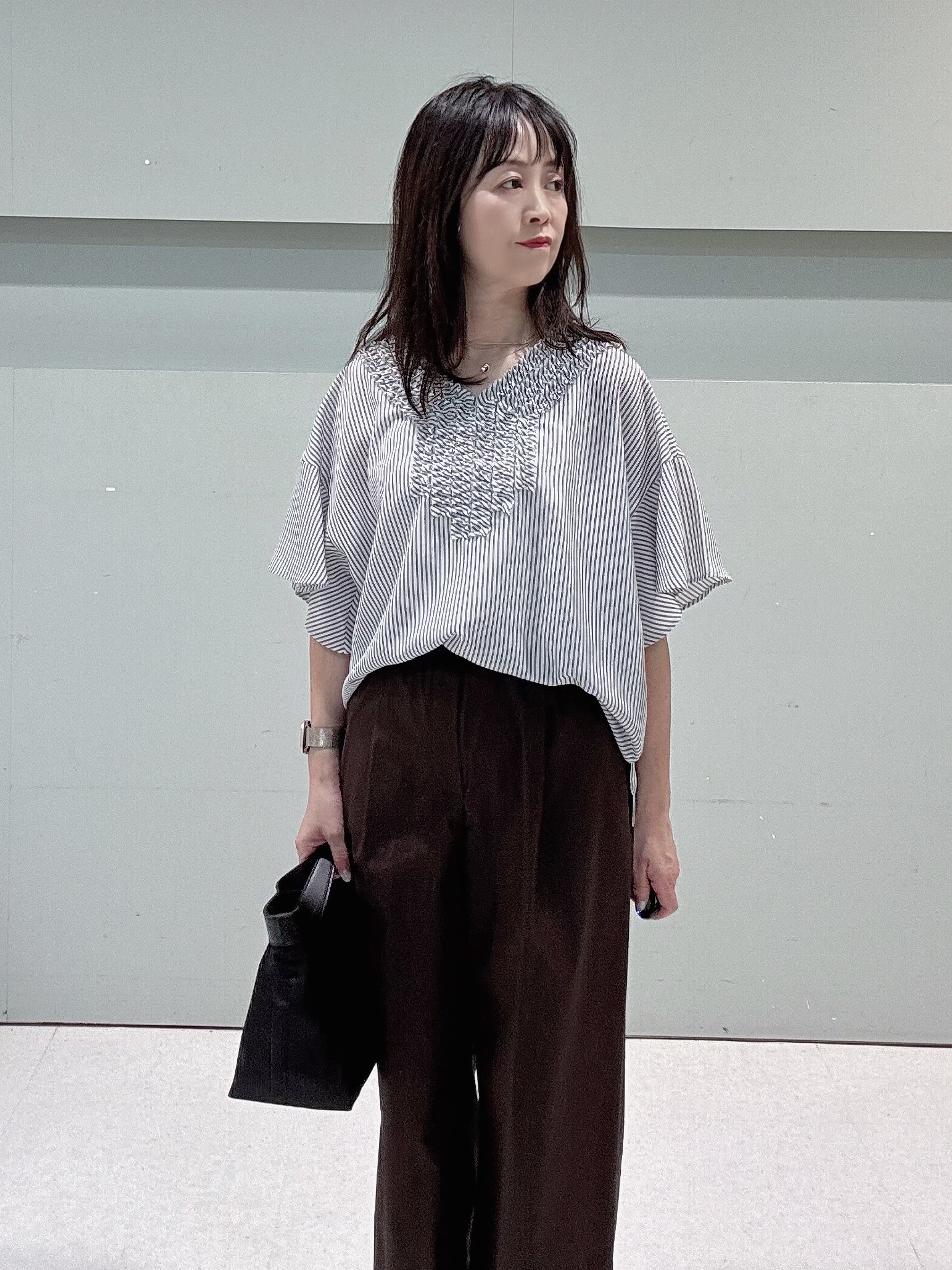 makiさんの「UNTITLED｜【接触冷感/通気性/洗える】Vネックフリルブラウス」を使ったコーディネート