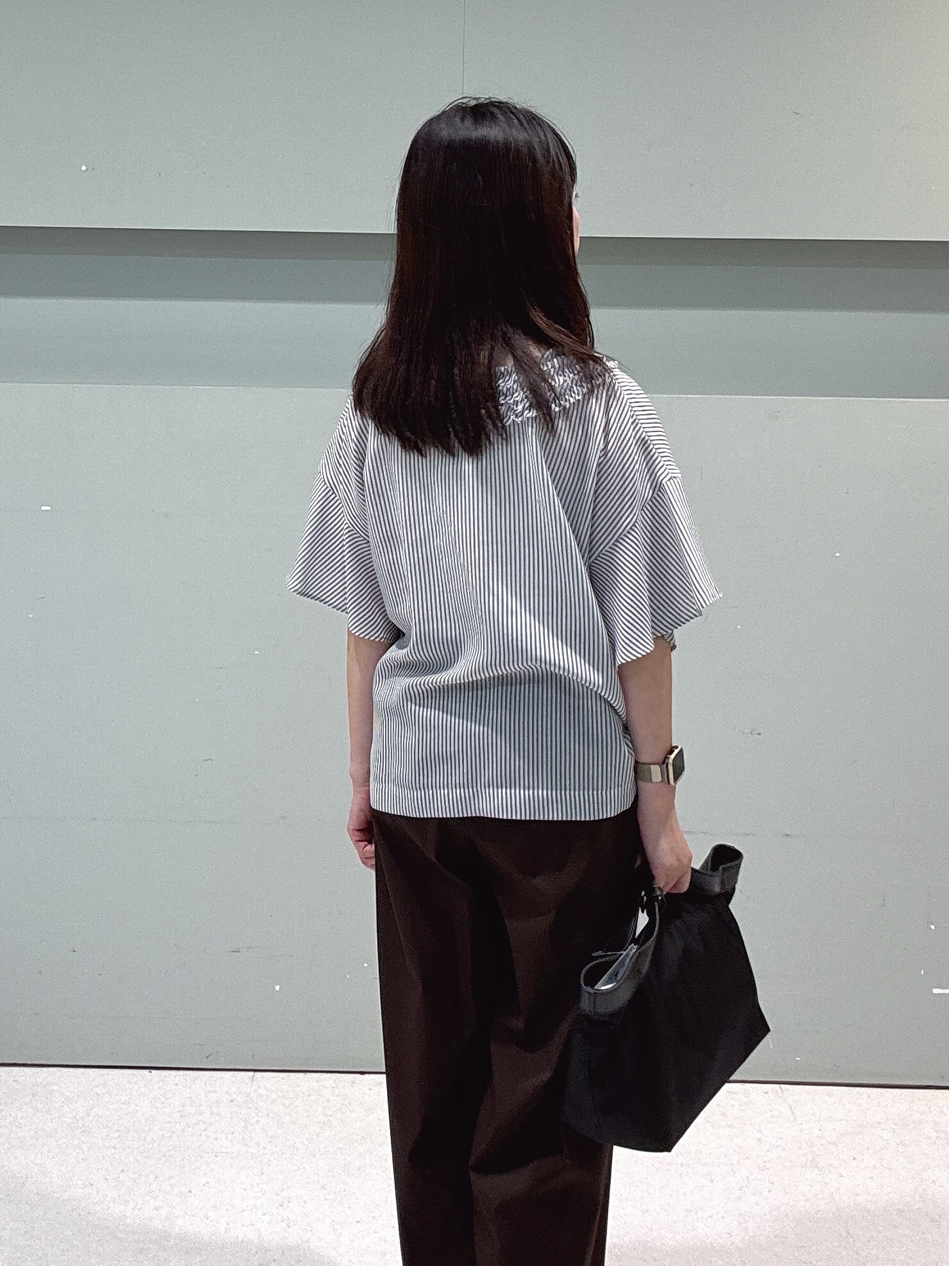 makiさんの「UNTITLED｜【接触冷感/通気性/洗える】Vネックフリルブラウス」を使ったコーディネート